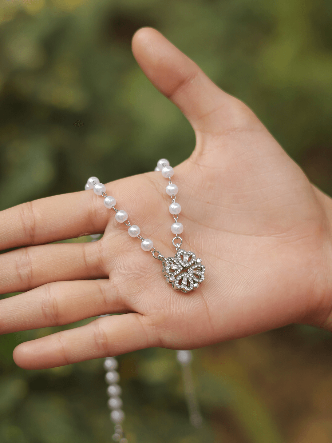 White Beads Clover Necklace - Zeraki Jewels