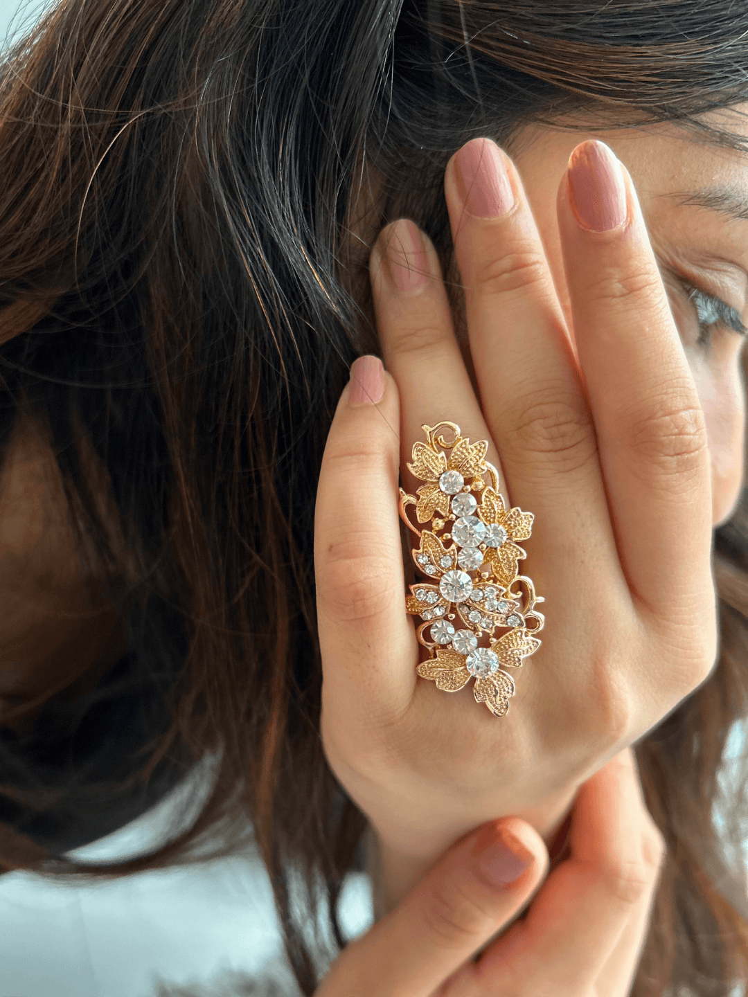 Gold ring on middle finger online