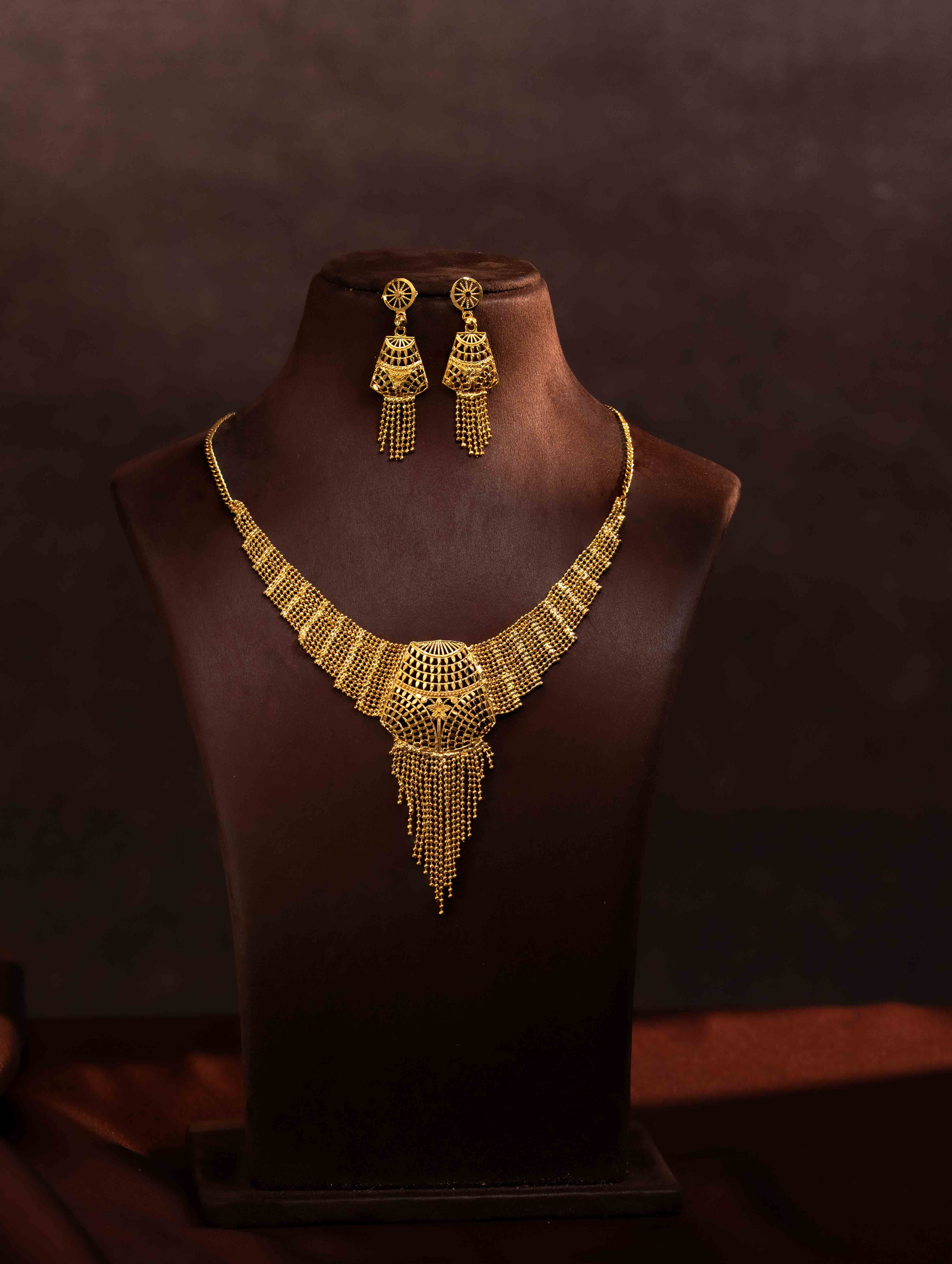 Mahika gold necklace set