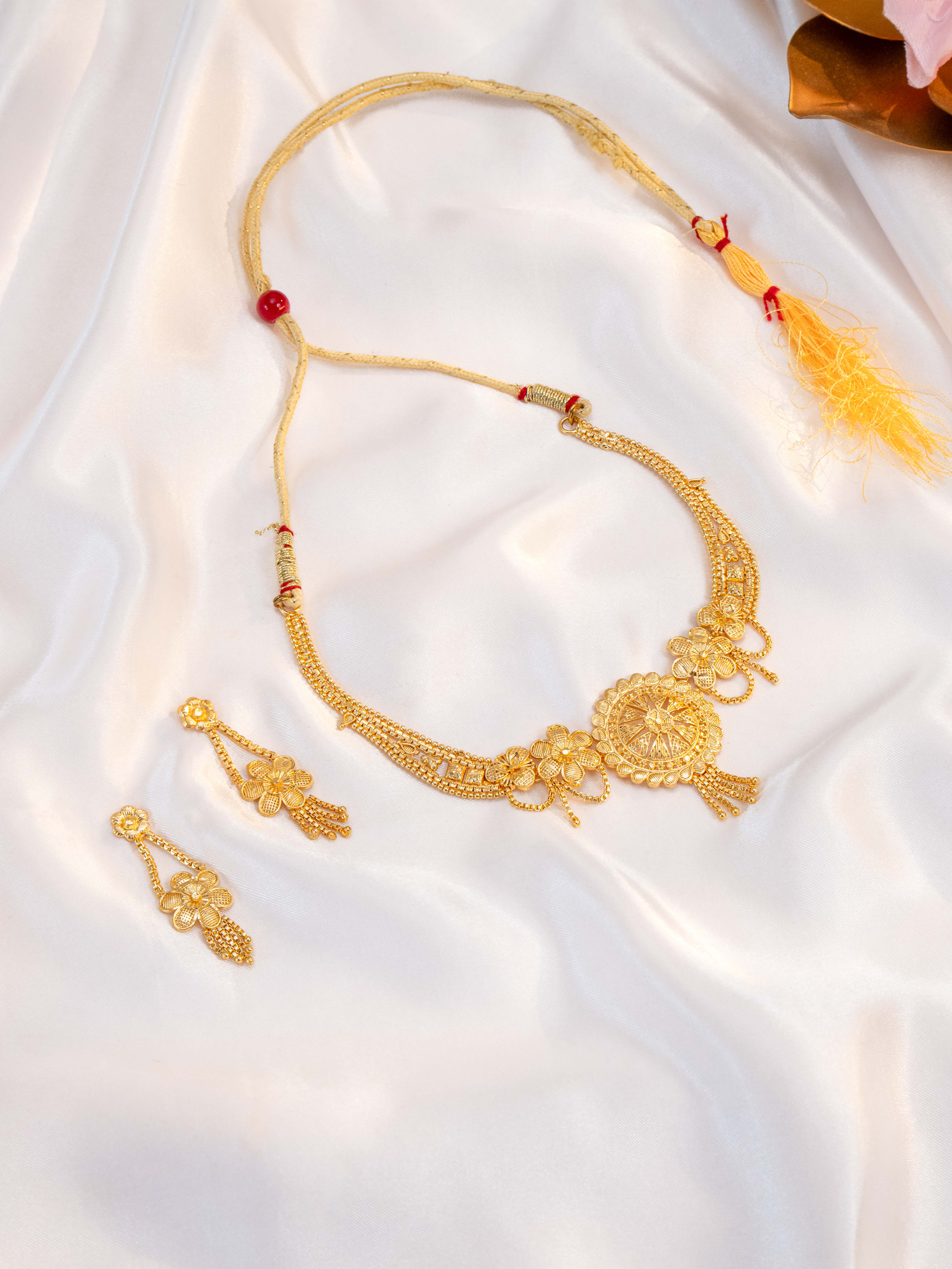 yogita Short Gold Necklace Set
