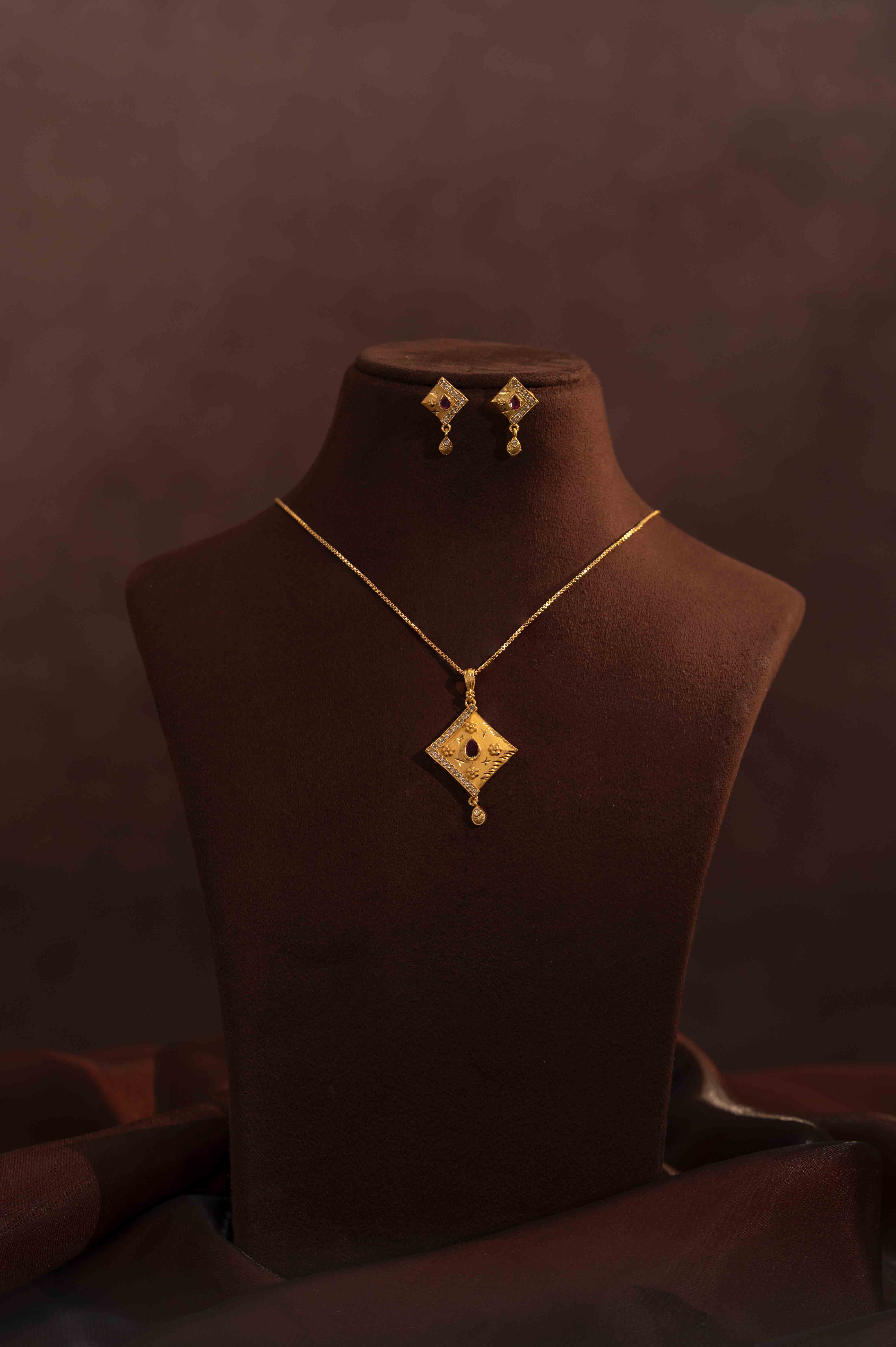 Aarunya Gold Pendant Set