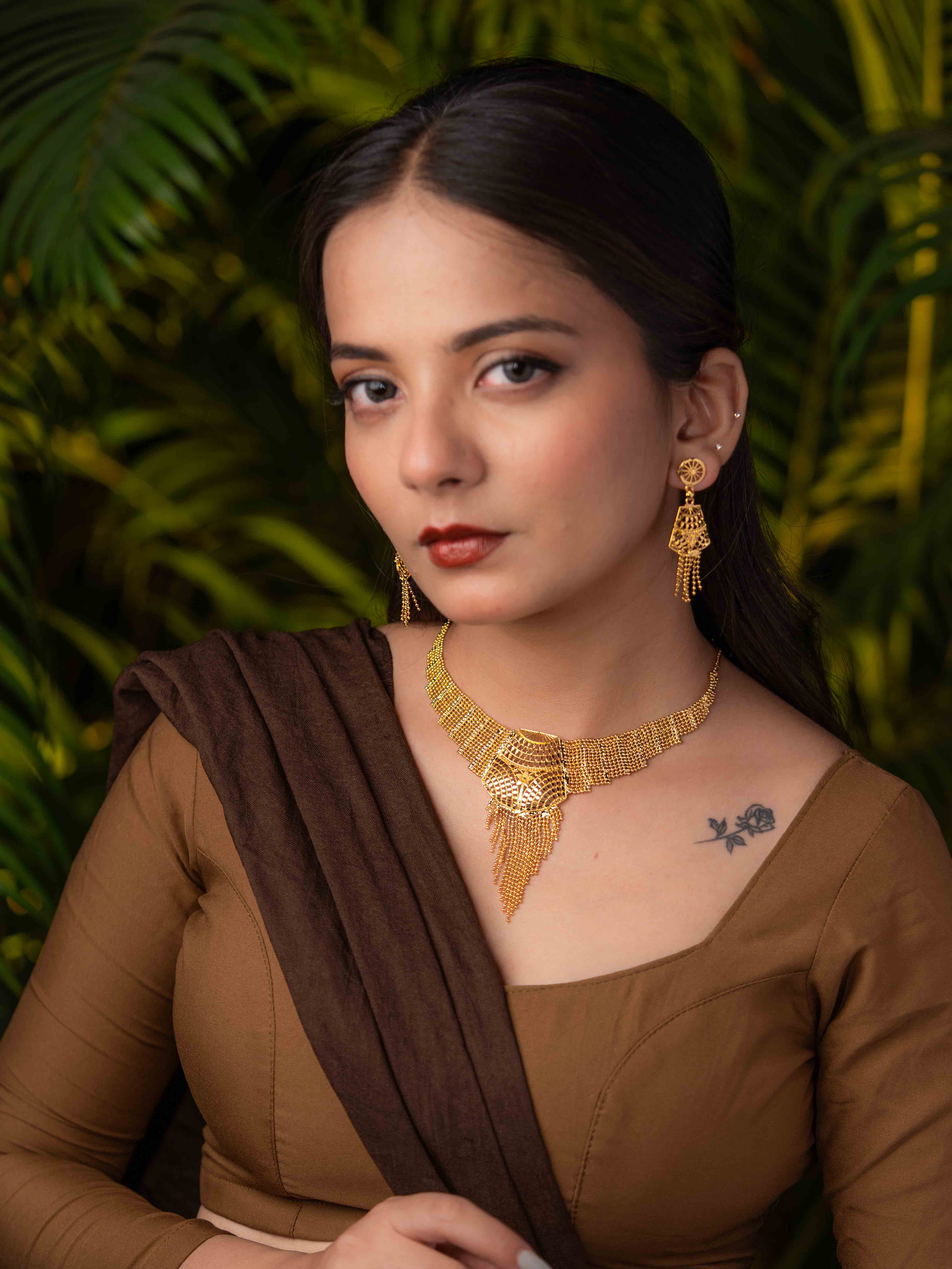 Mahika gold necklace set