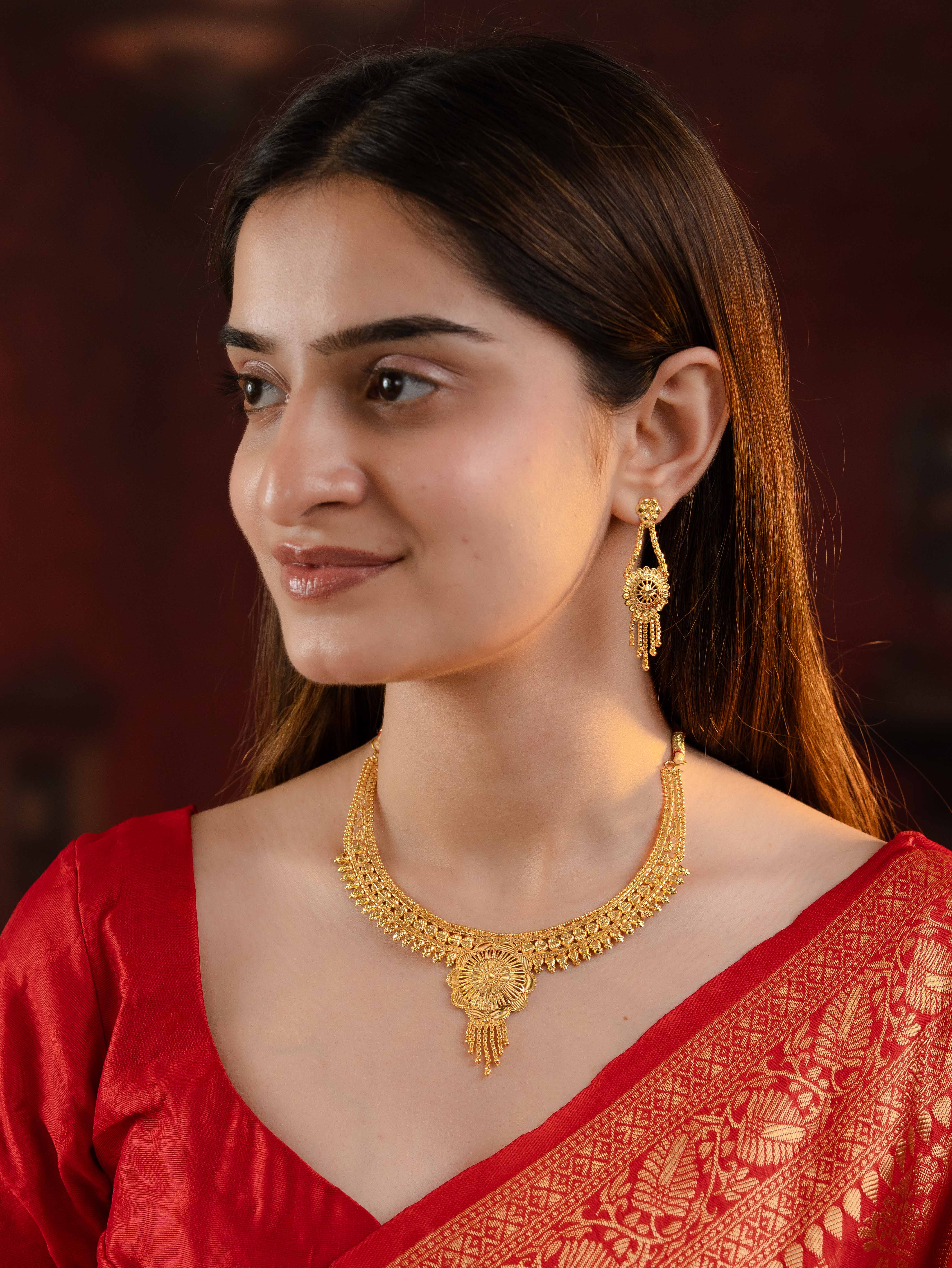 Sunehri Short Gold Necklace Set