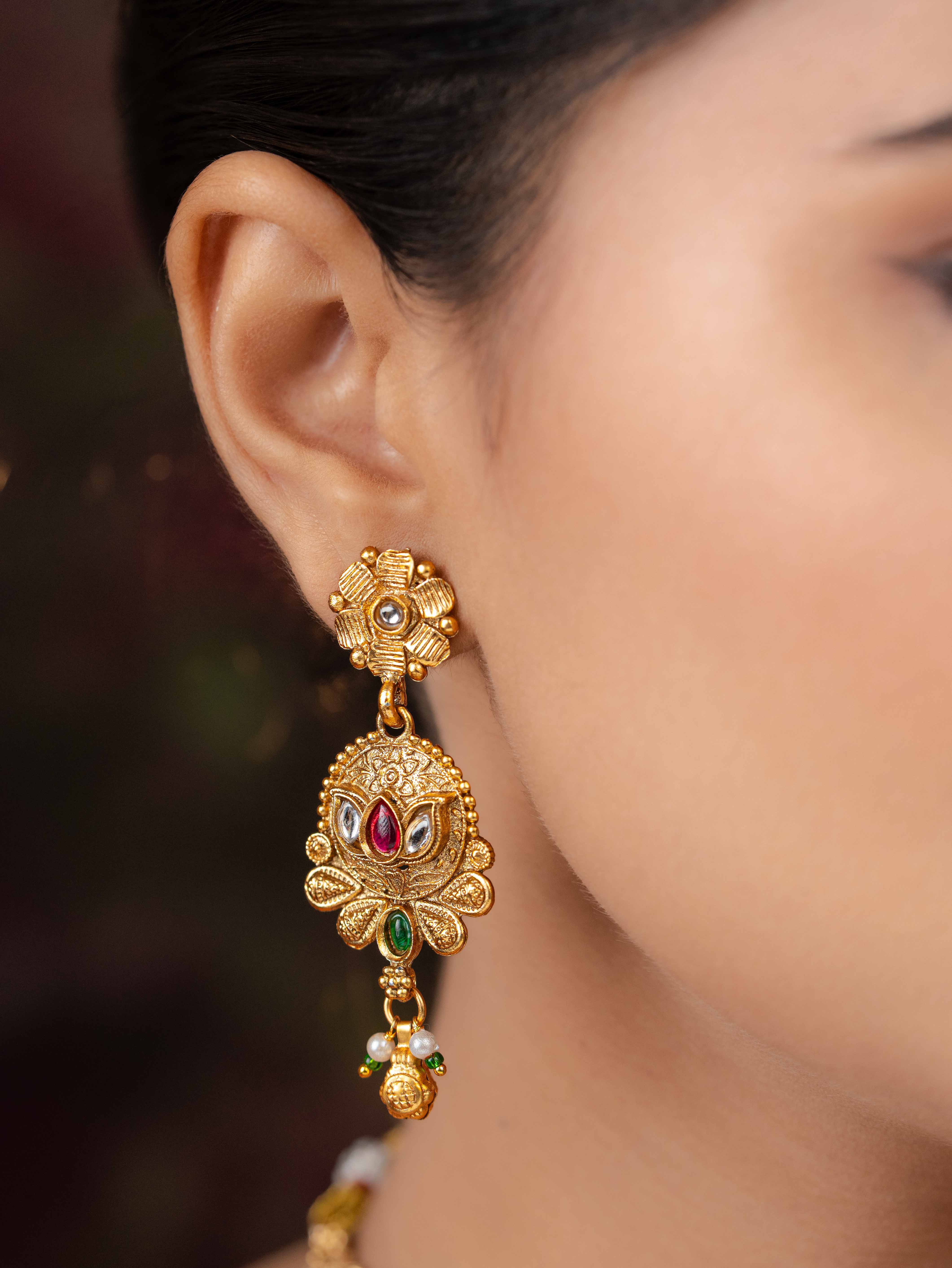 Mrinala Necklace Set