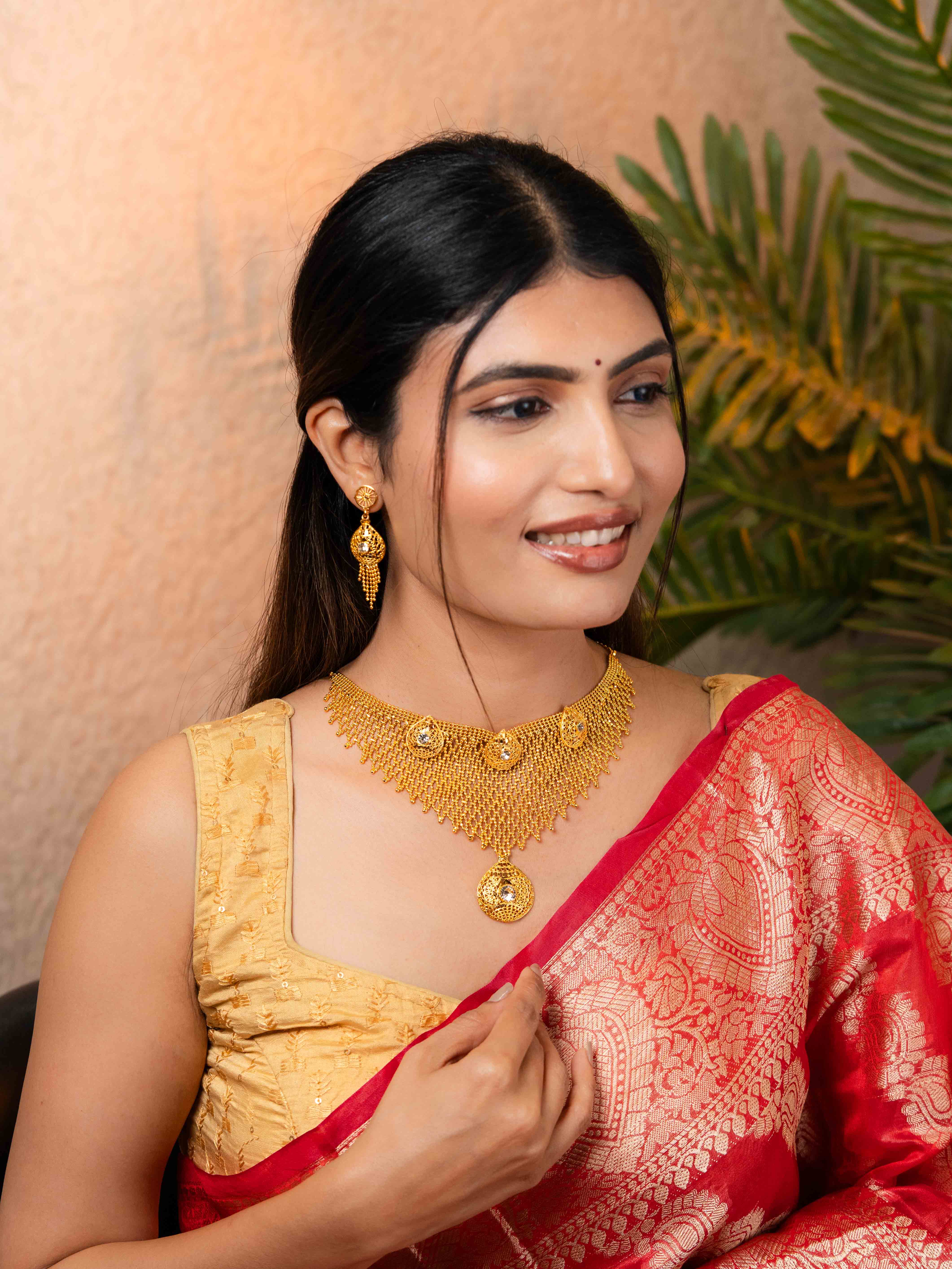 Yuvanshi gold necklace set