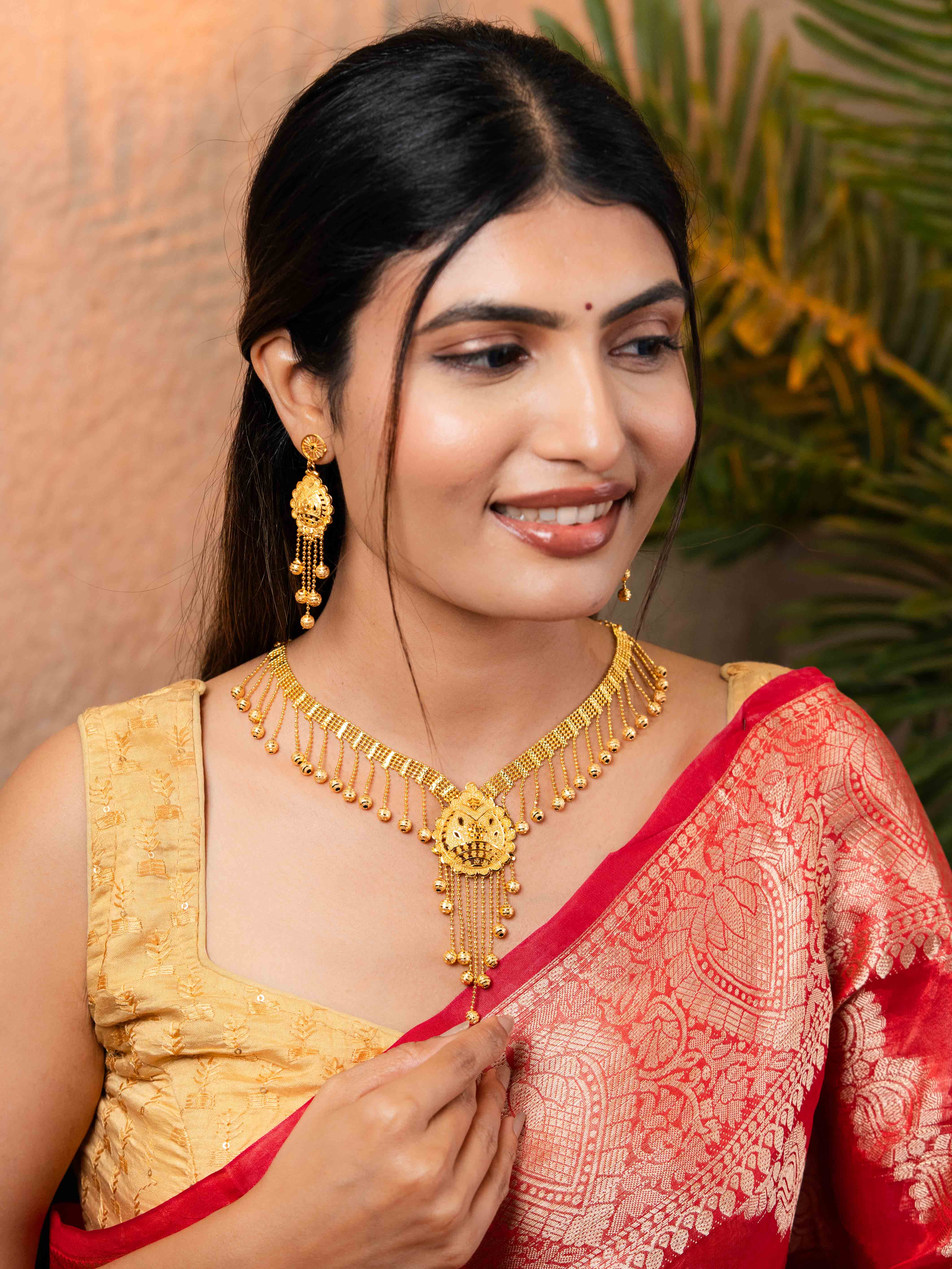 Varnika gold necklace set