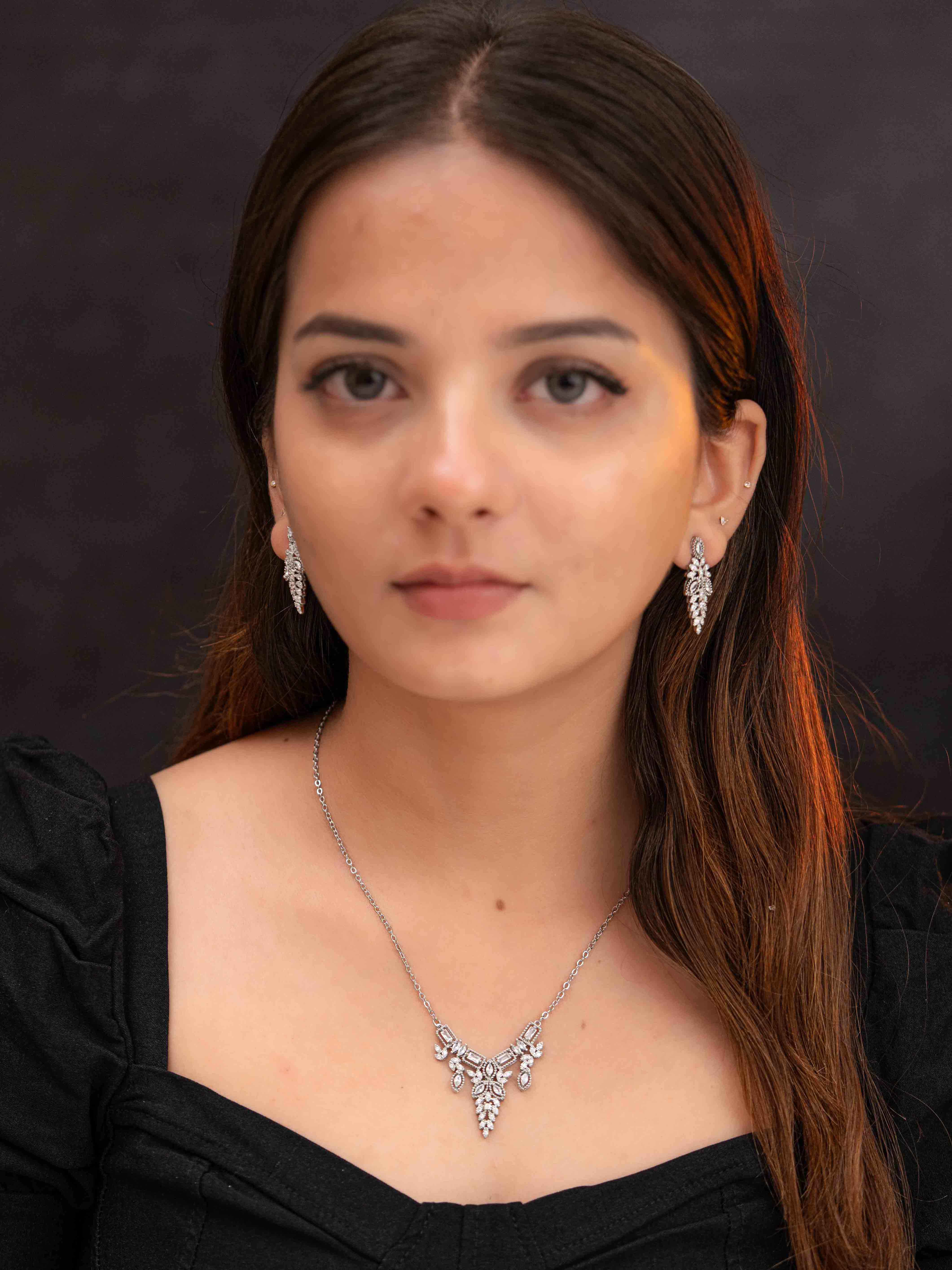 Nia Silver Necklace Set