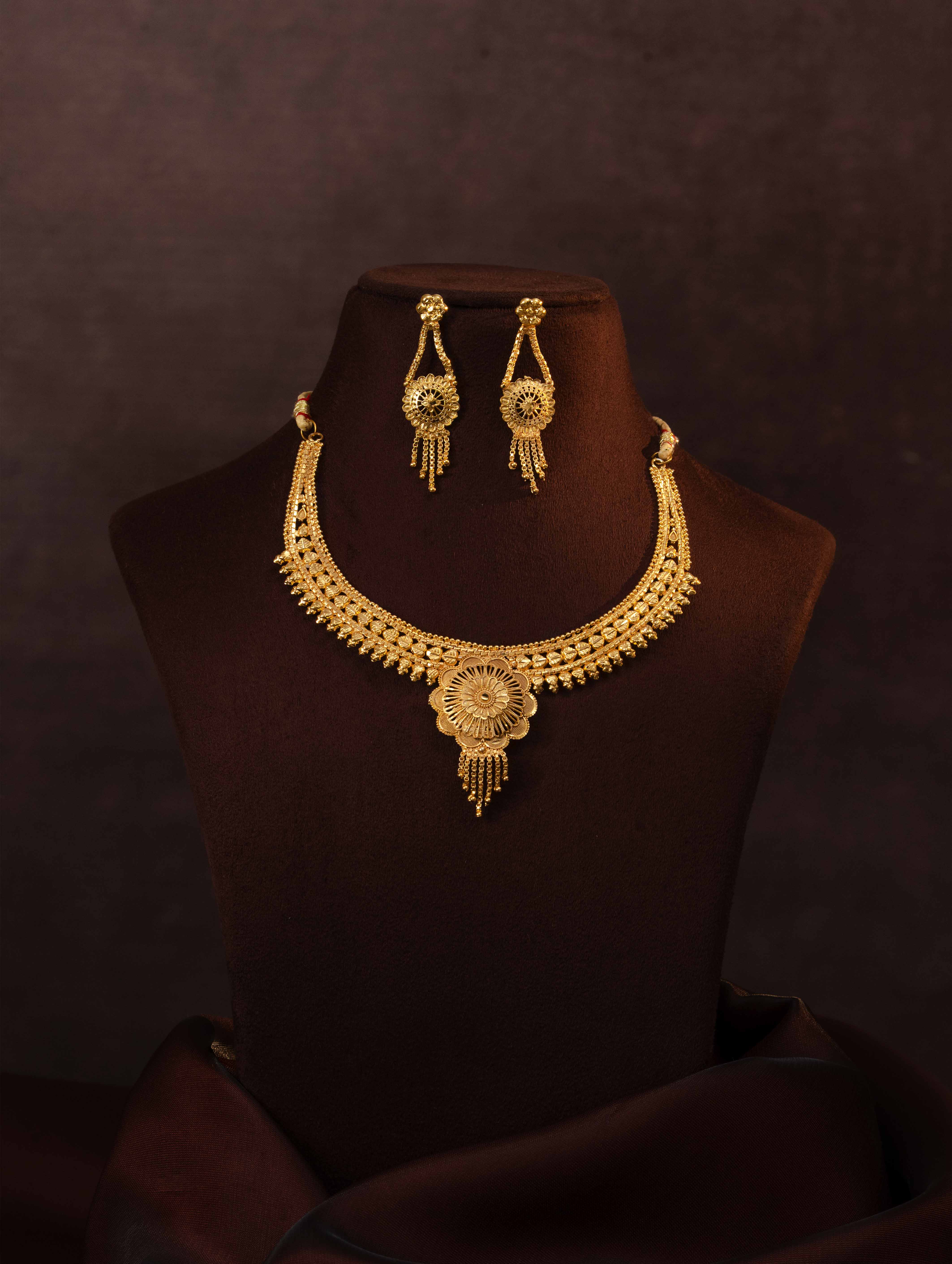Sunehri Short Gold Necklace Set