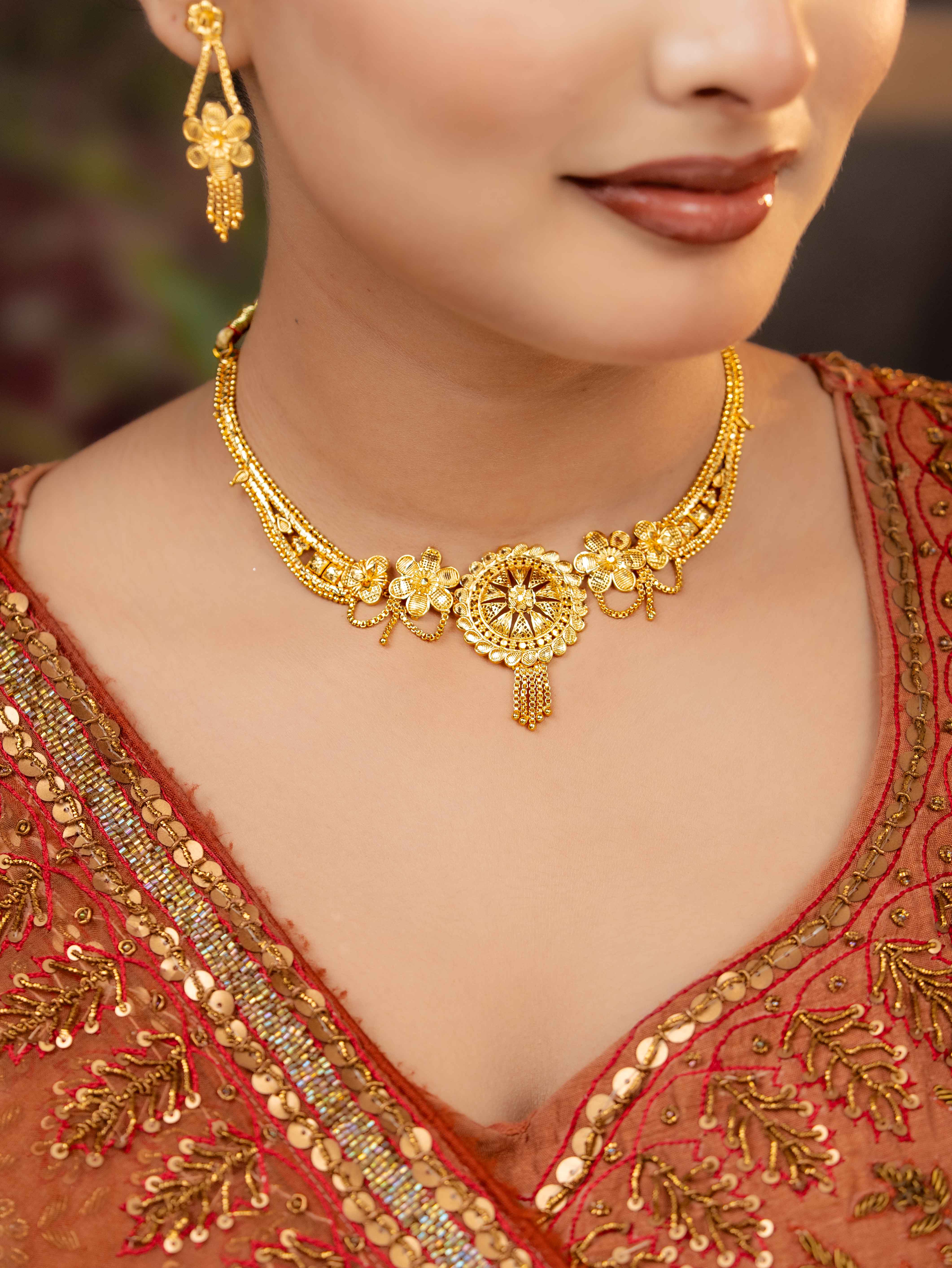 yogita Short Gold Necklace Set