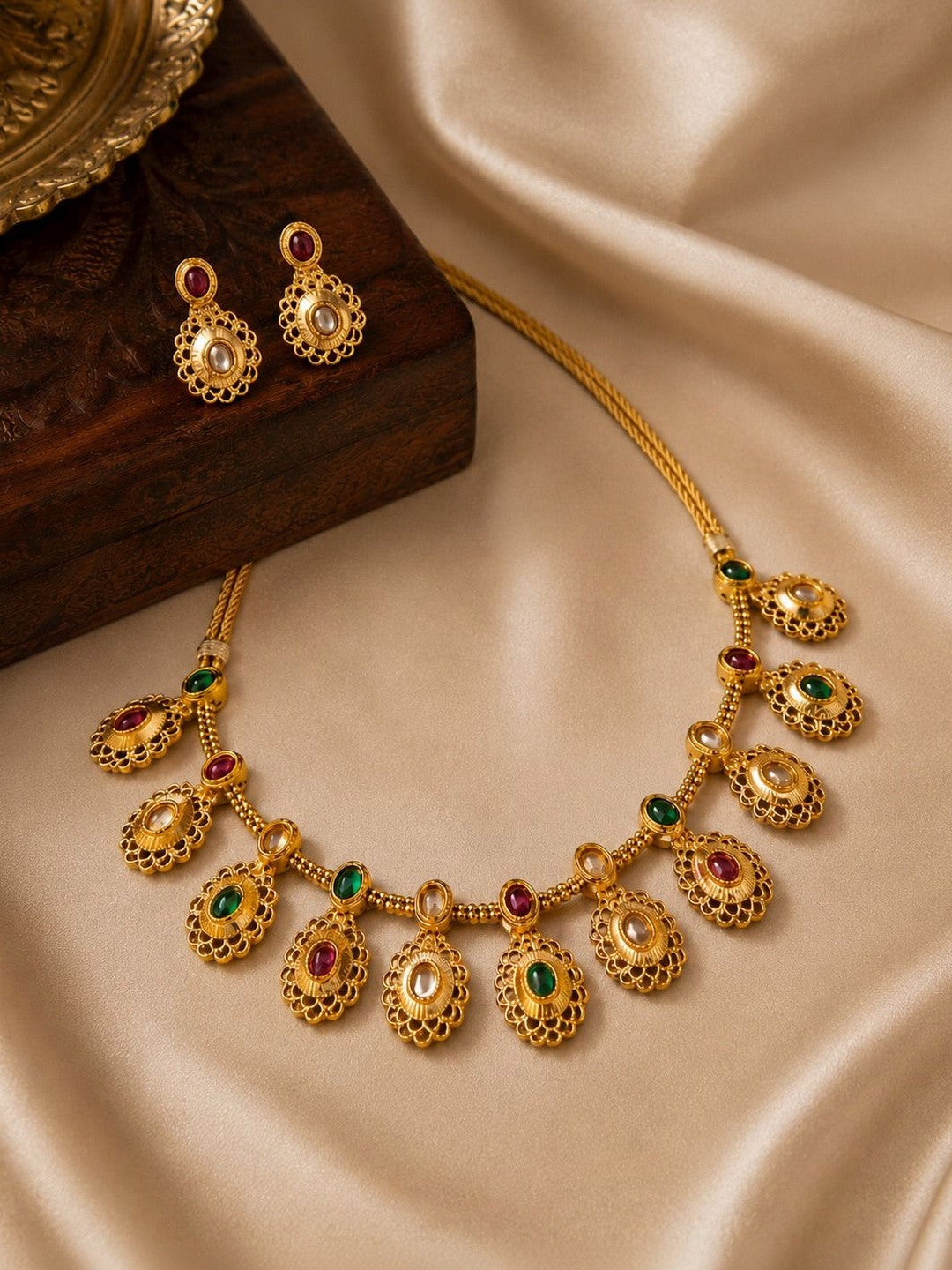 Veenika Necklace Set