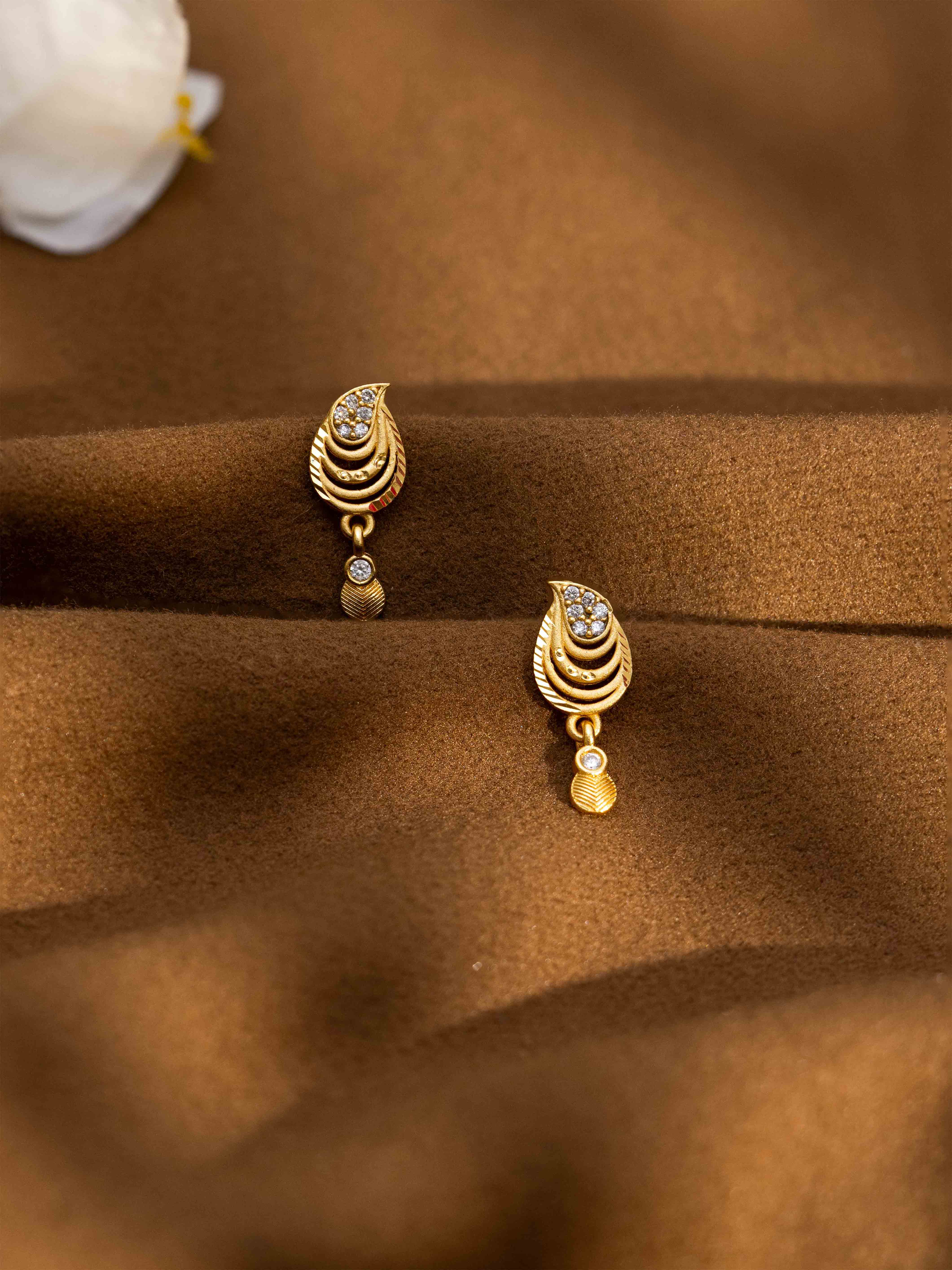 Riya studs