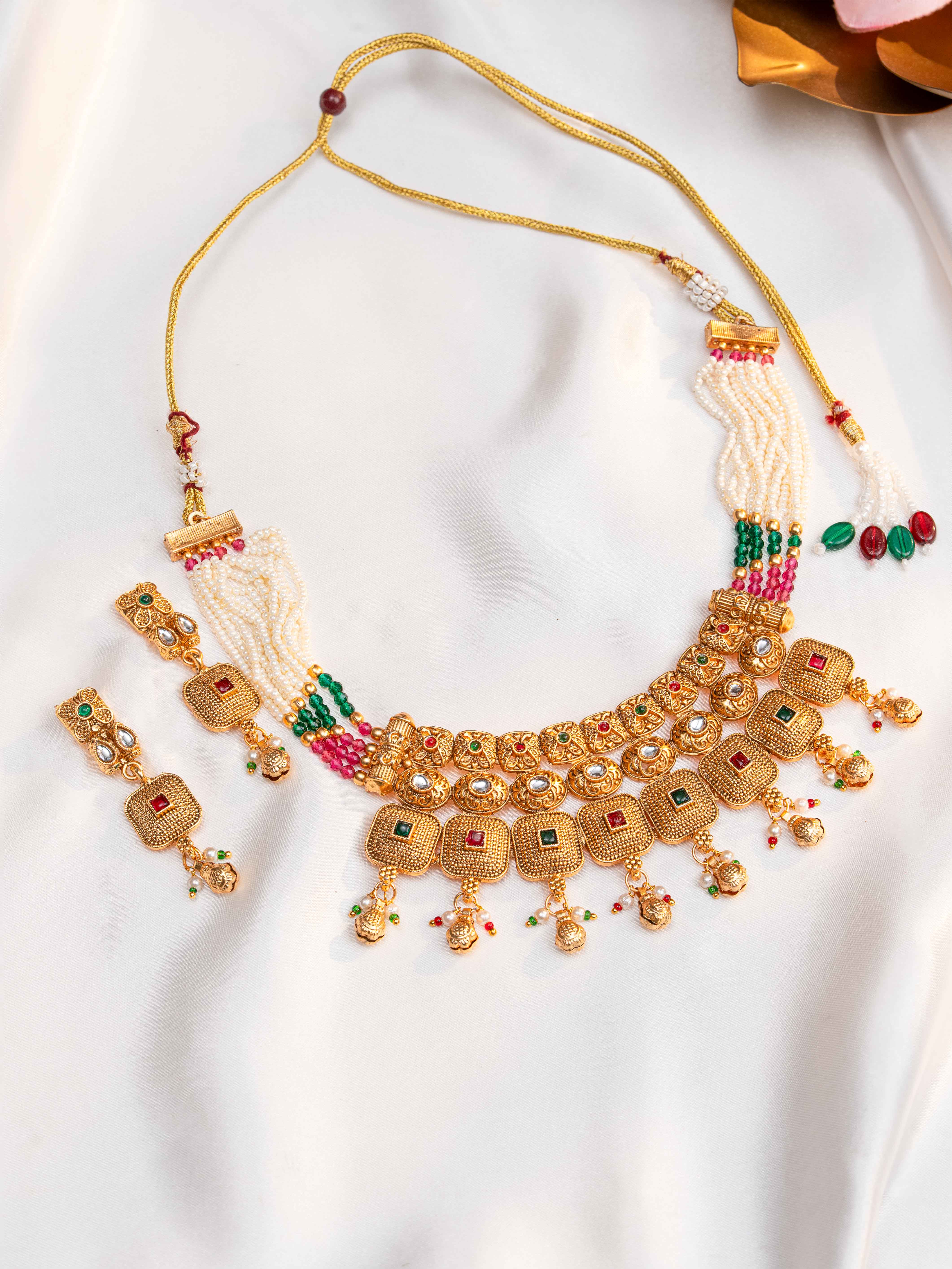 Taarini Glow Necklace Set