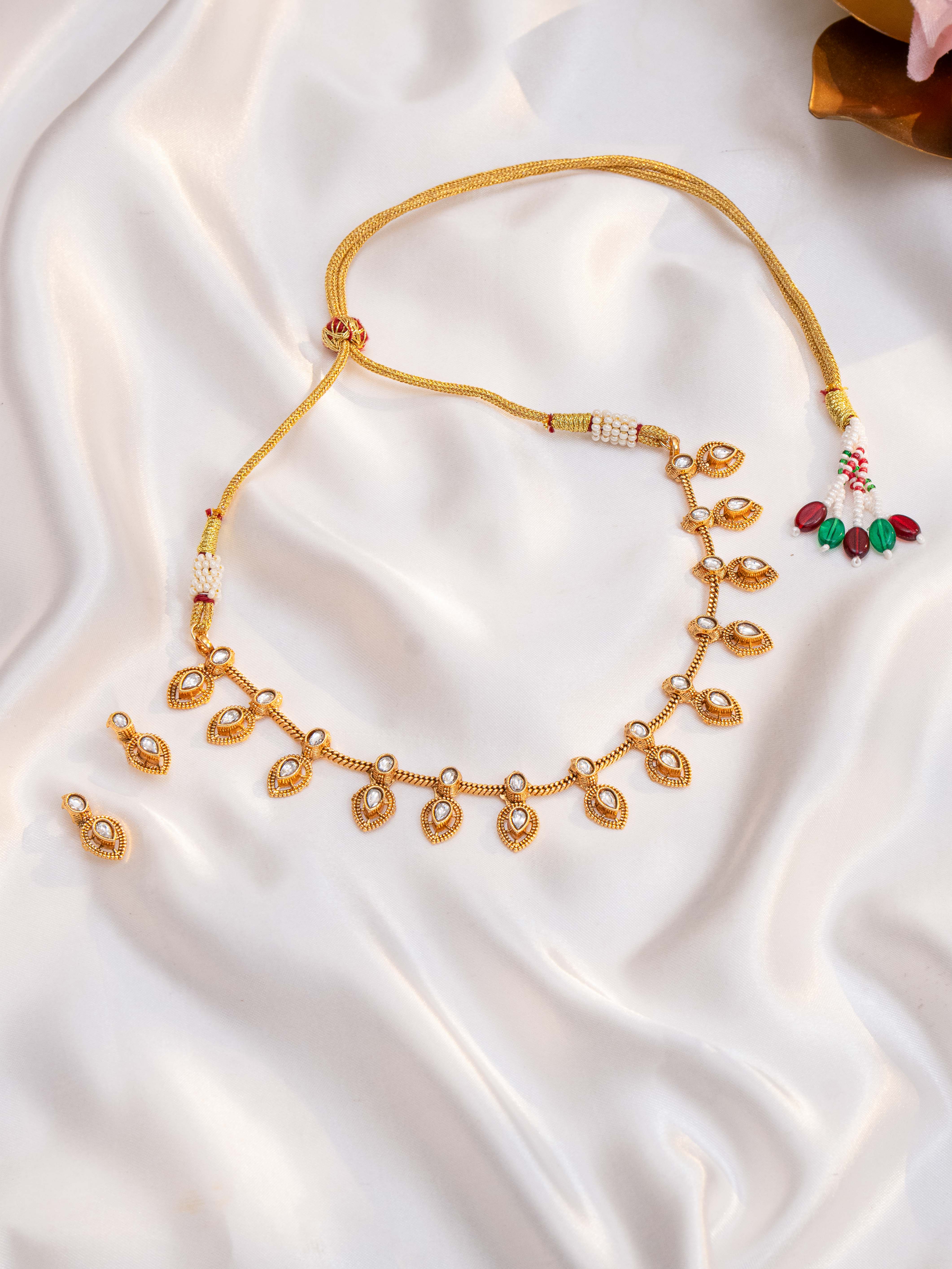 Varnisha Necklace Set
