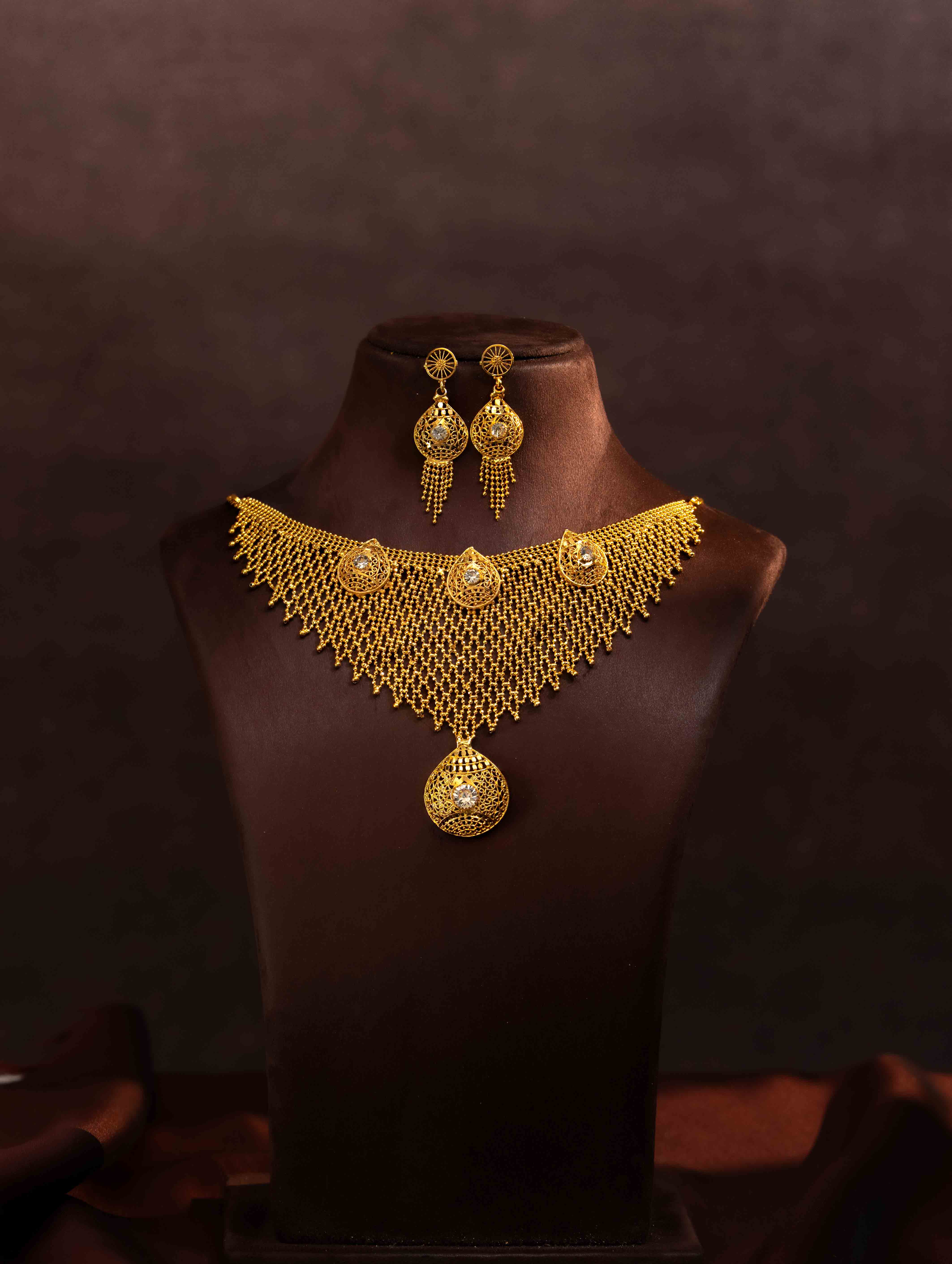 Yuvanshi gold necklace set