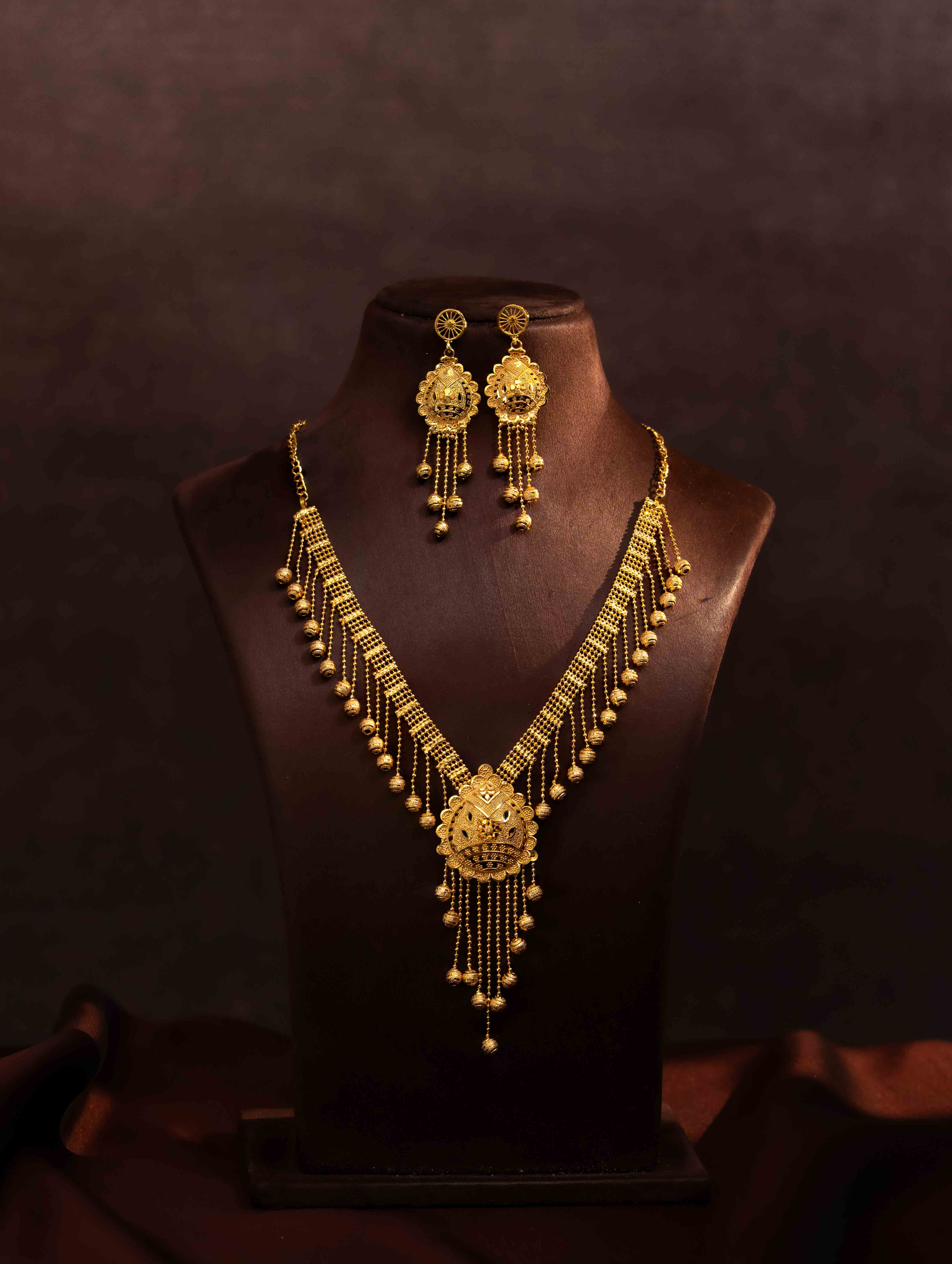 Varnika gold necklace set