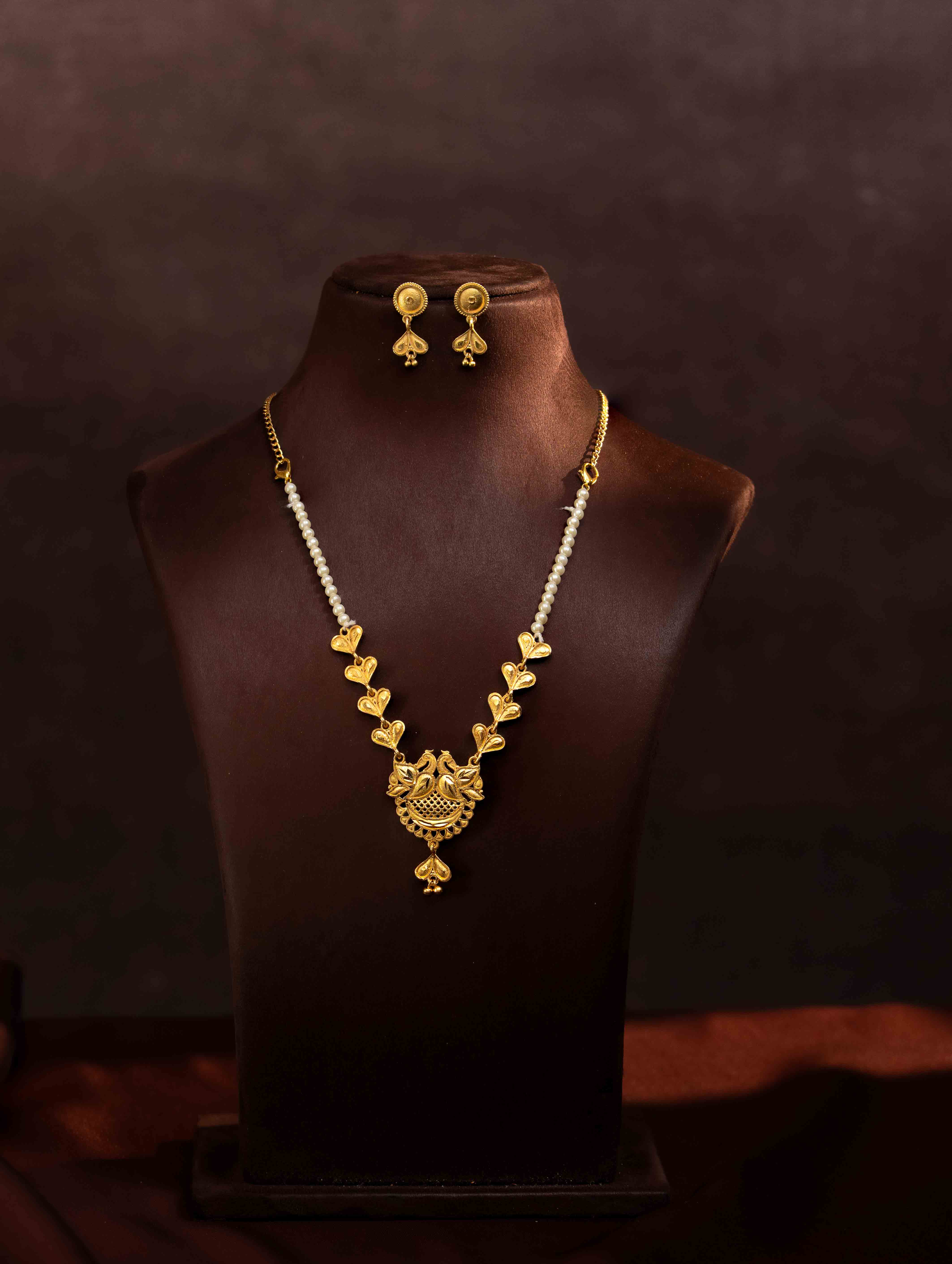 Morika Pearl gold necklace set