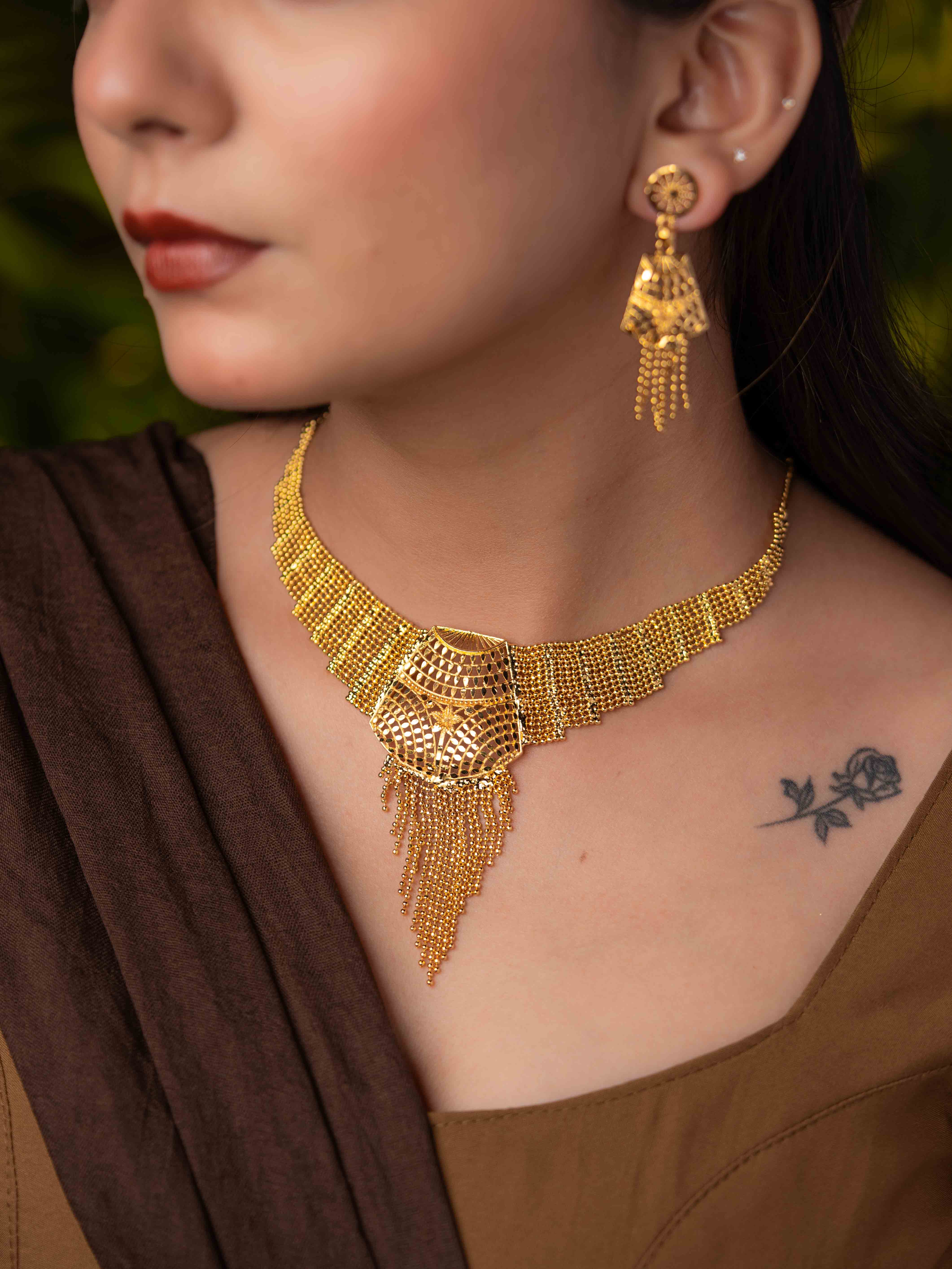 Mahika gold necklace set