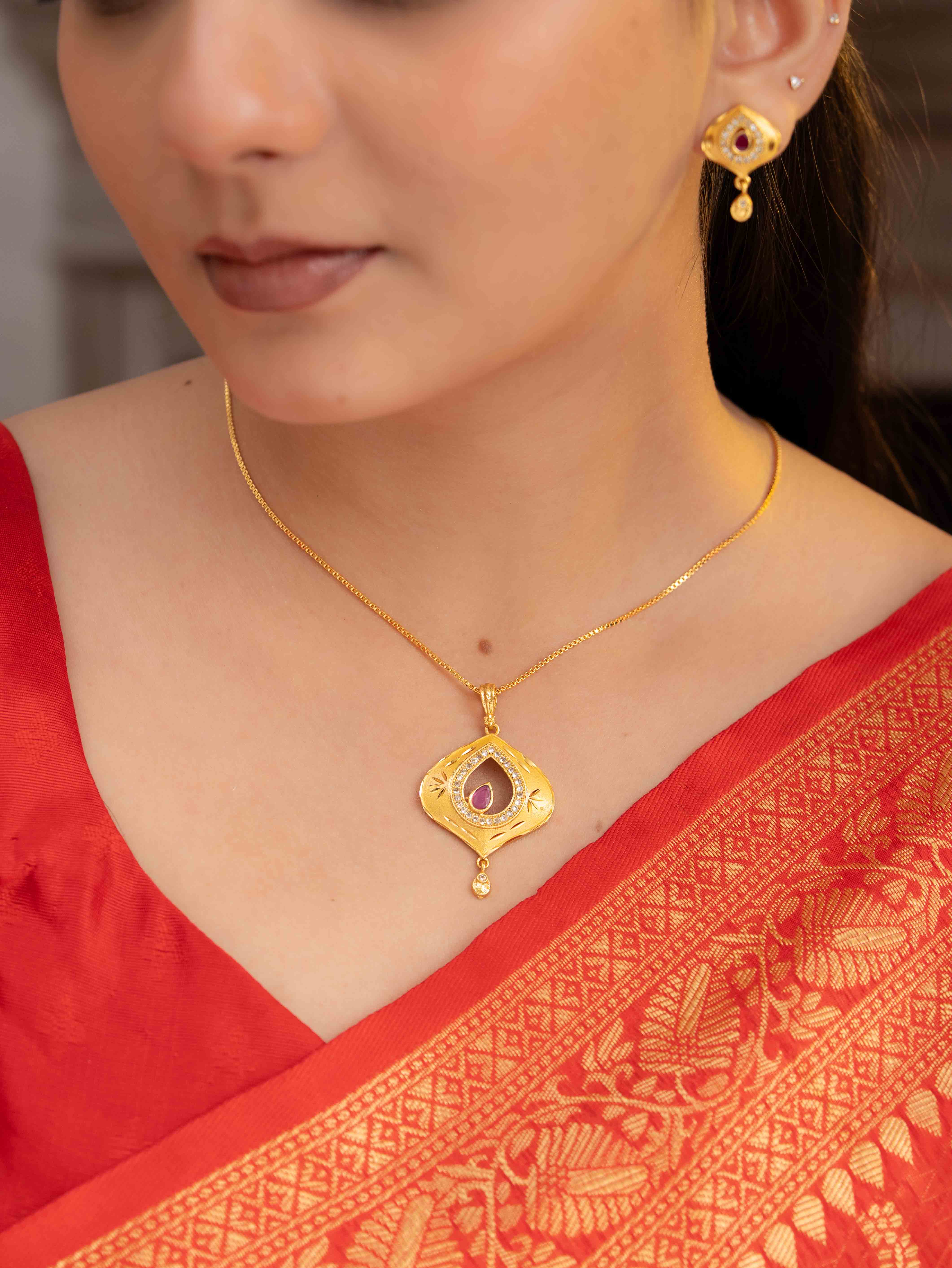 Rishmika Gold Pendant Set