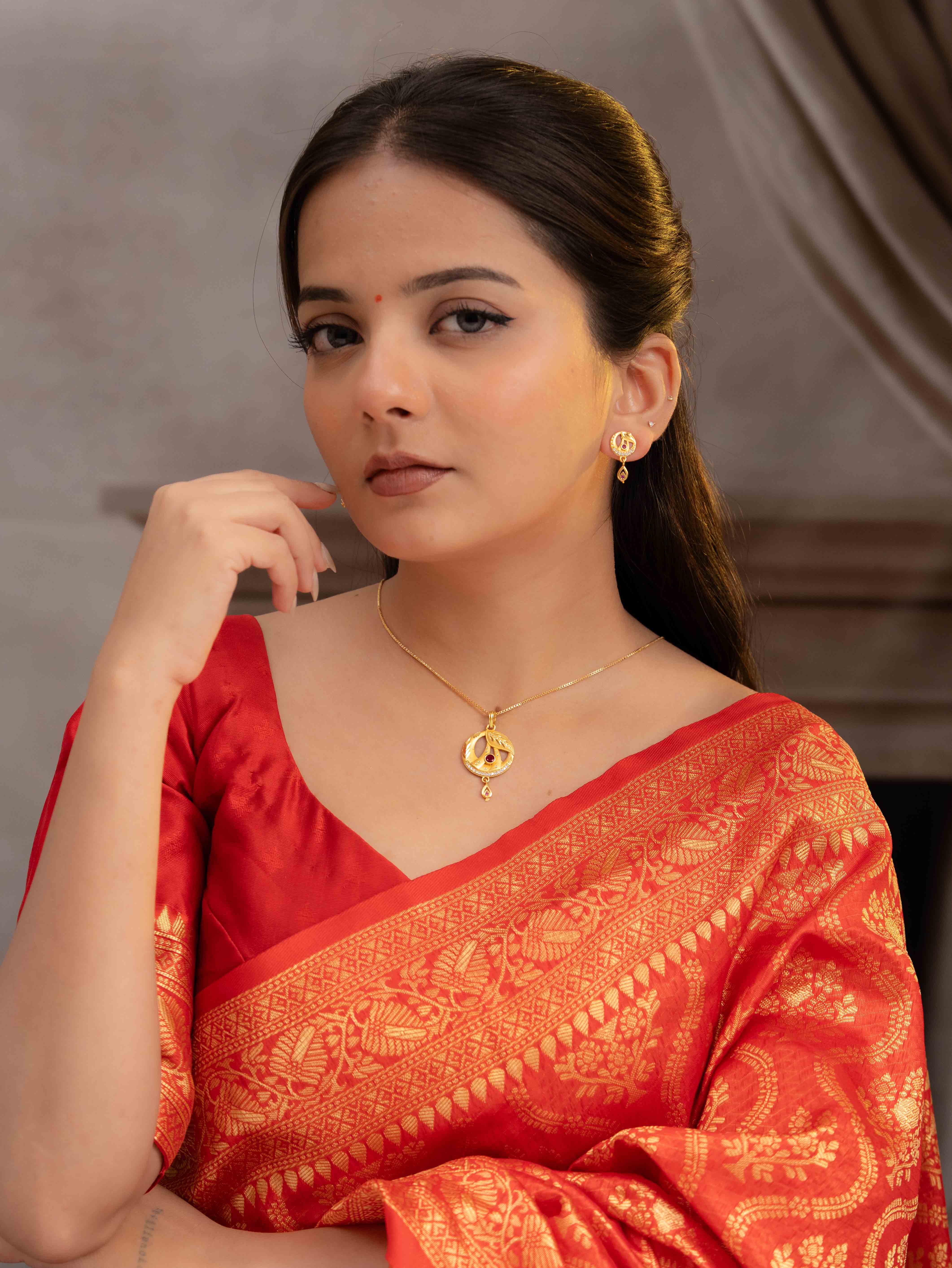 Myraani Gold Pendant Set