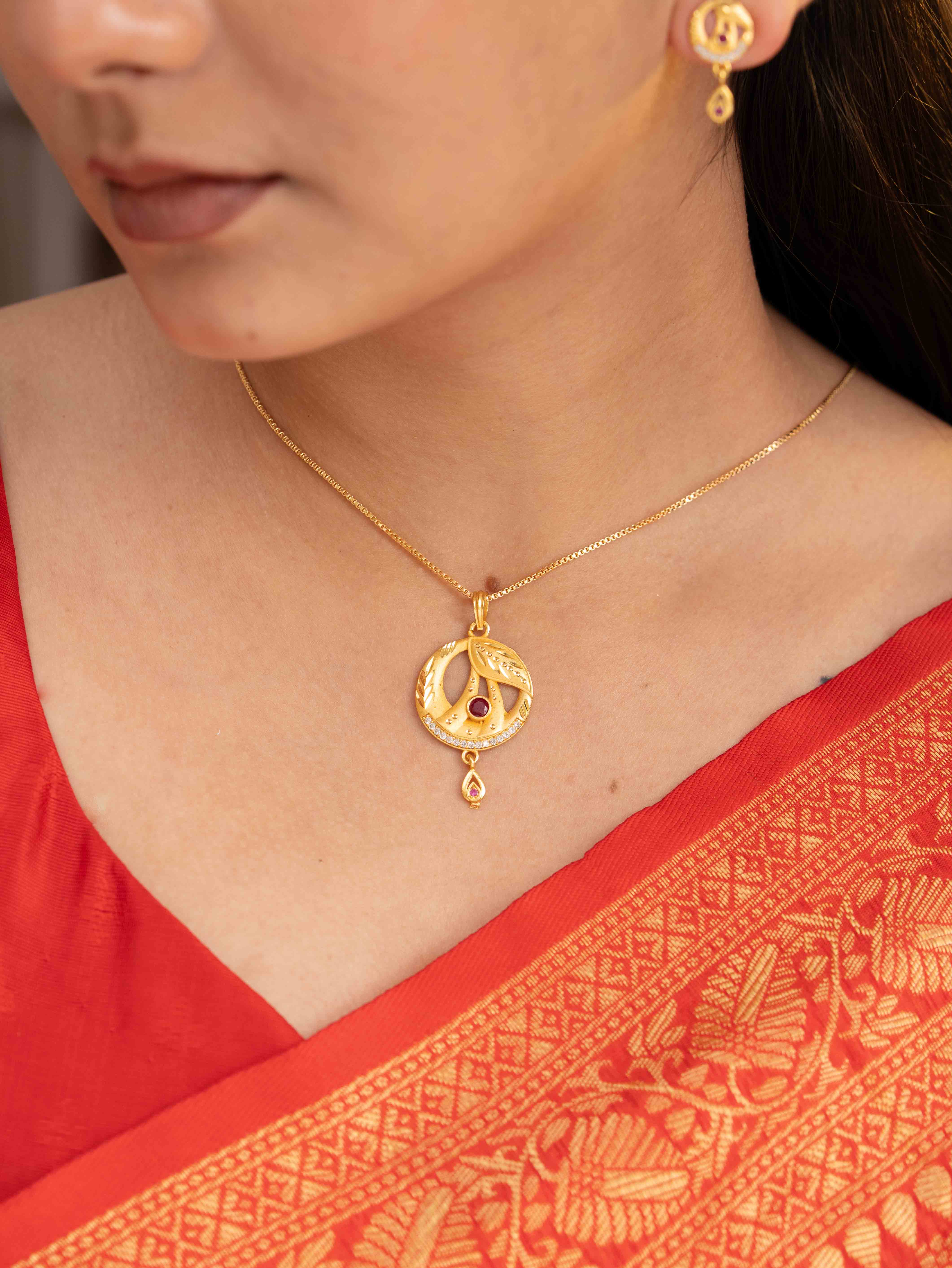 Myraani Gold Pendant Set