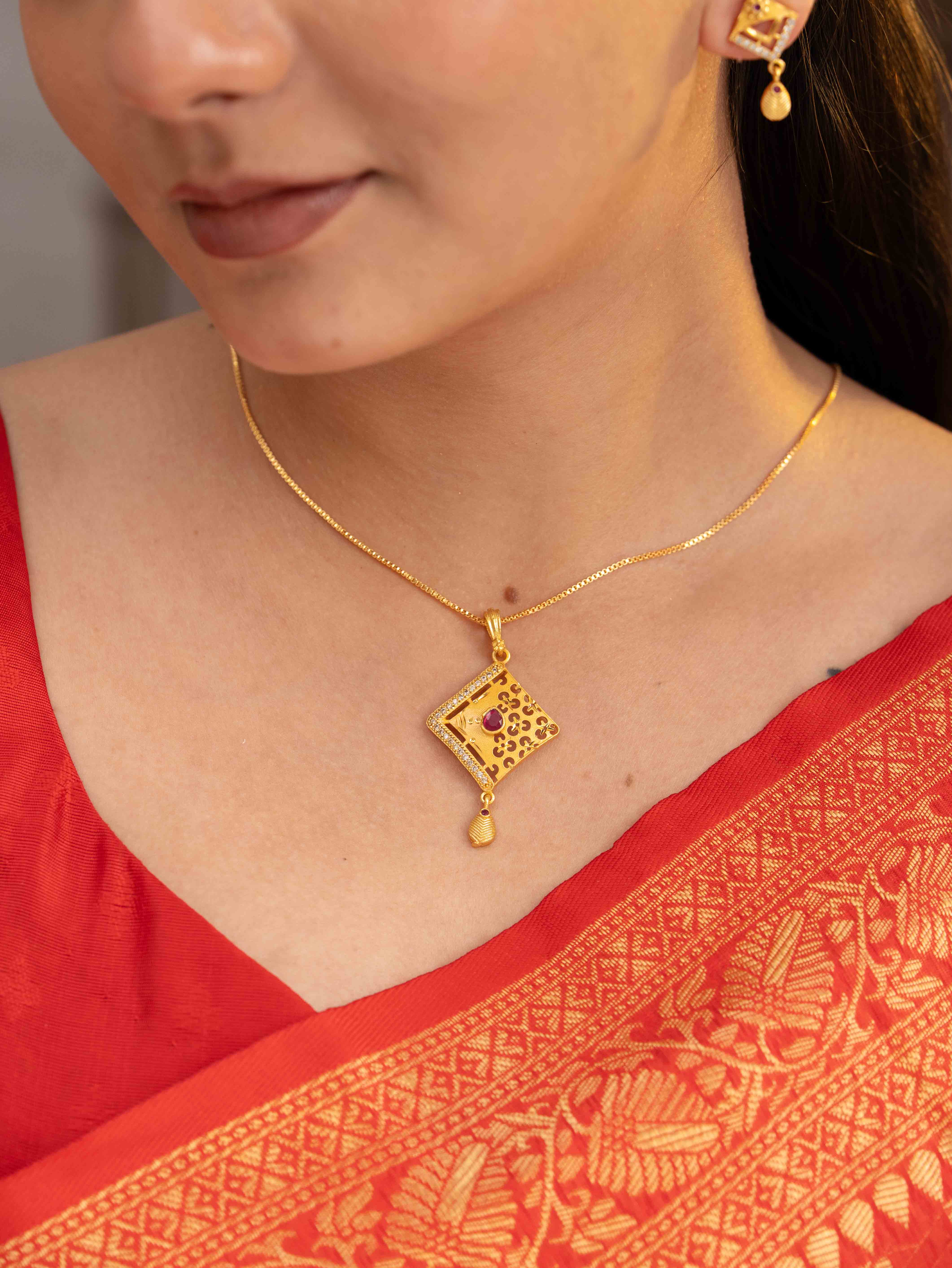 Trinaya Gold Pendant Set