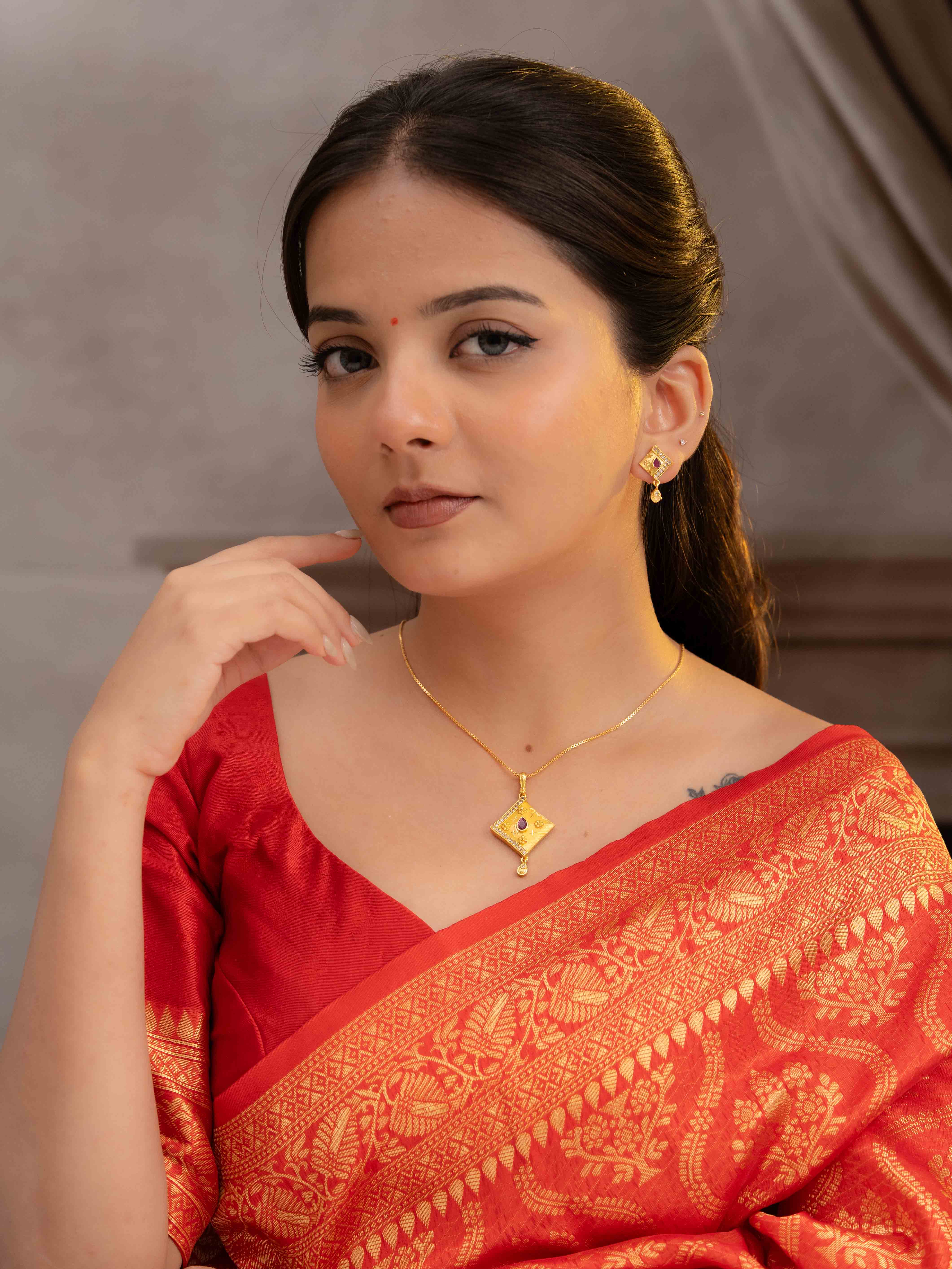 Aarunya Gold Pendant Set