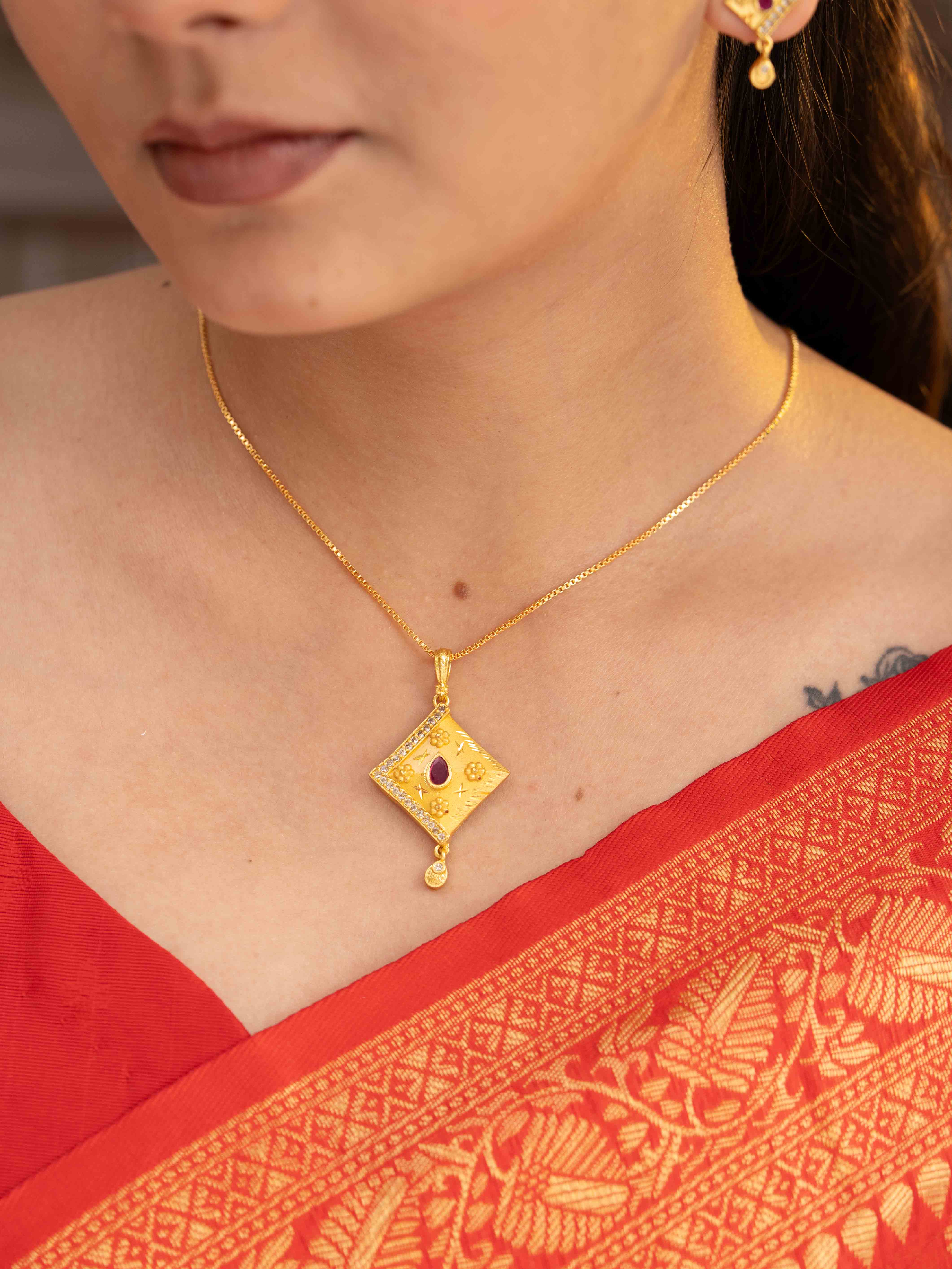 Aarunya Gold Pendant Set