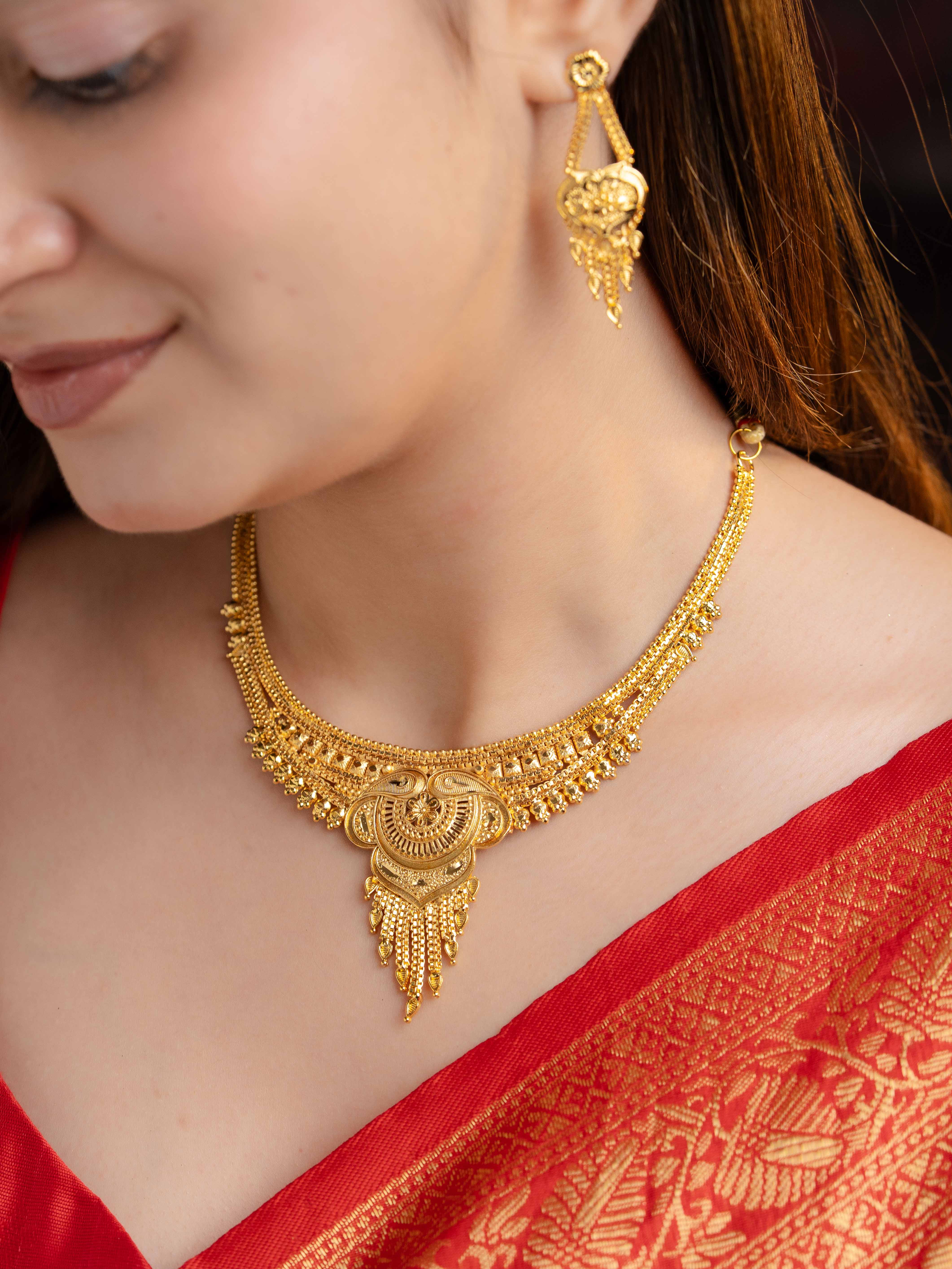 Jagruti Short Gold Necklace Set