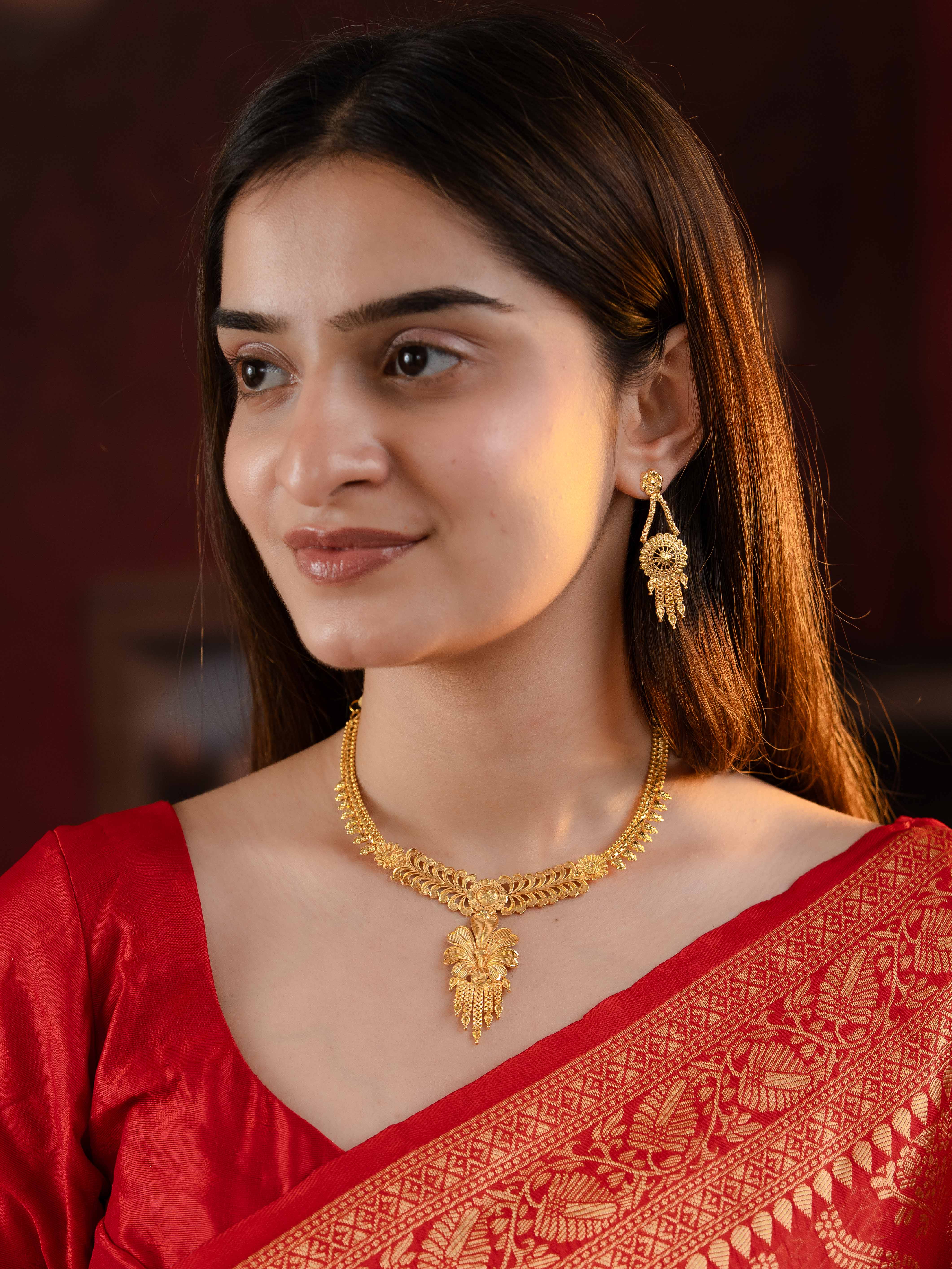 Suvarna Short Gold Necklace Set