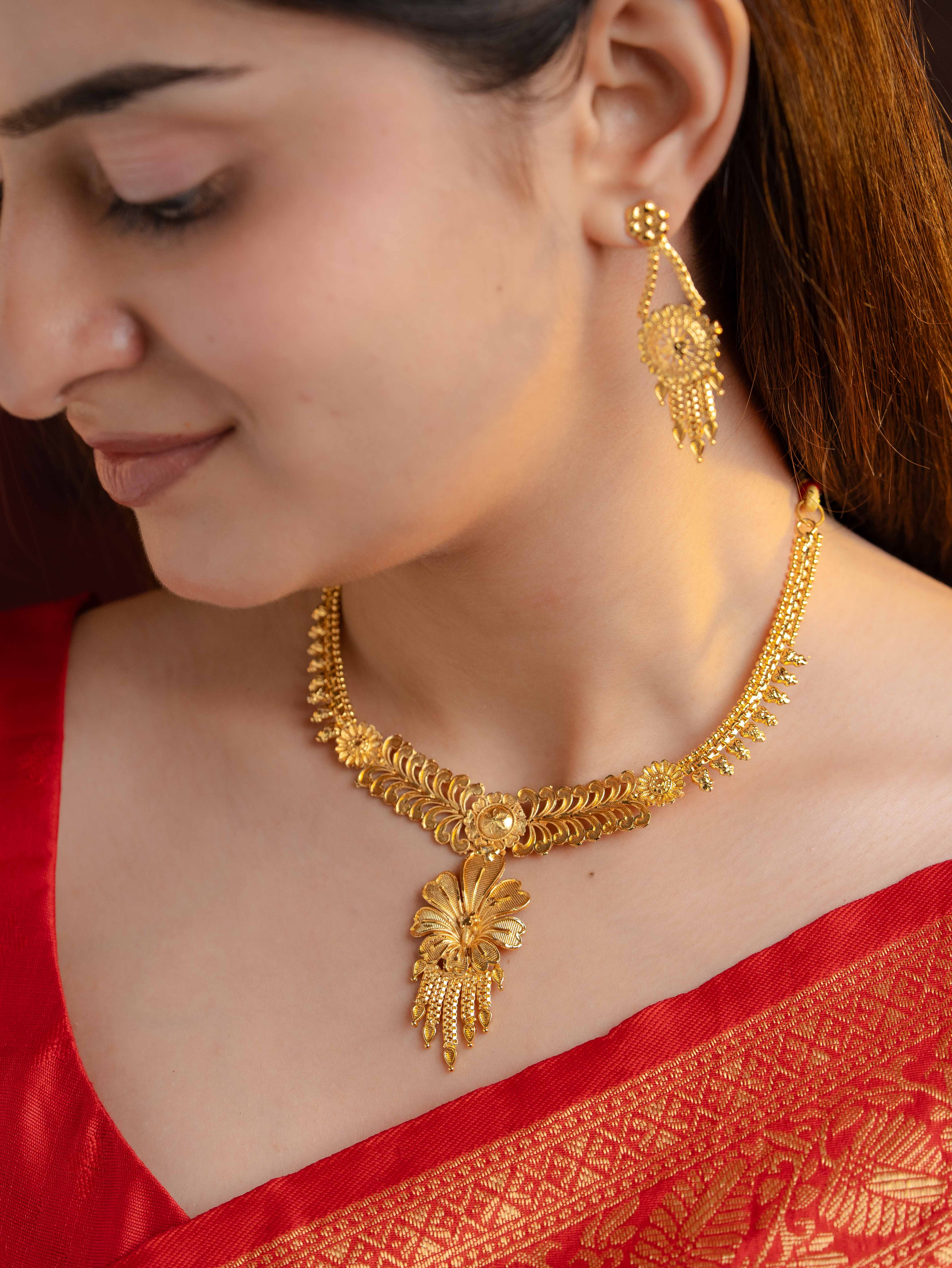 Suvarna Short Gold Necklace Set