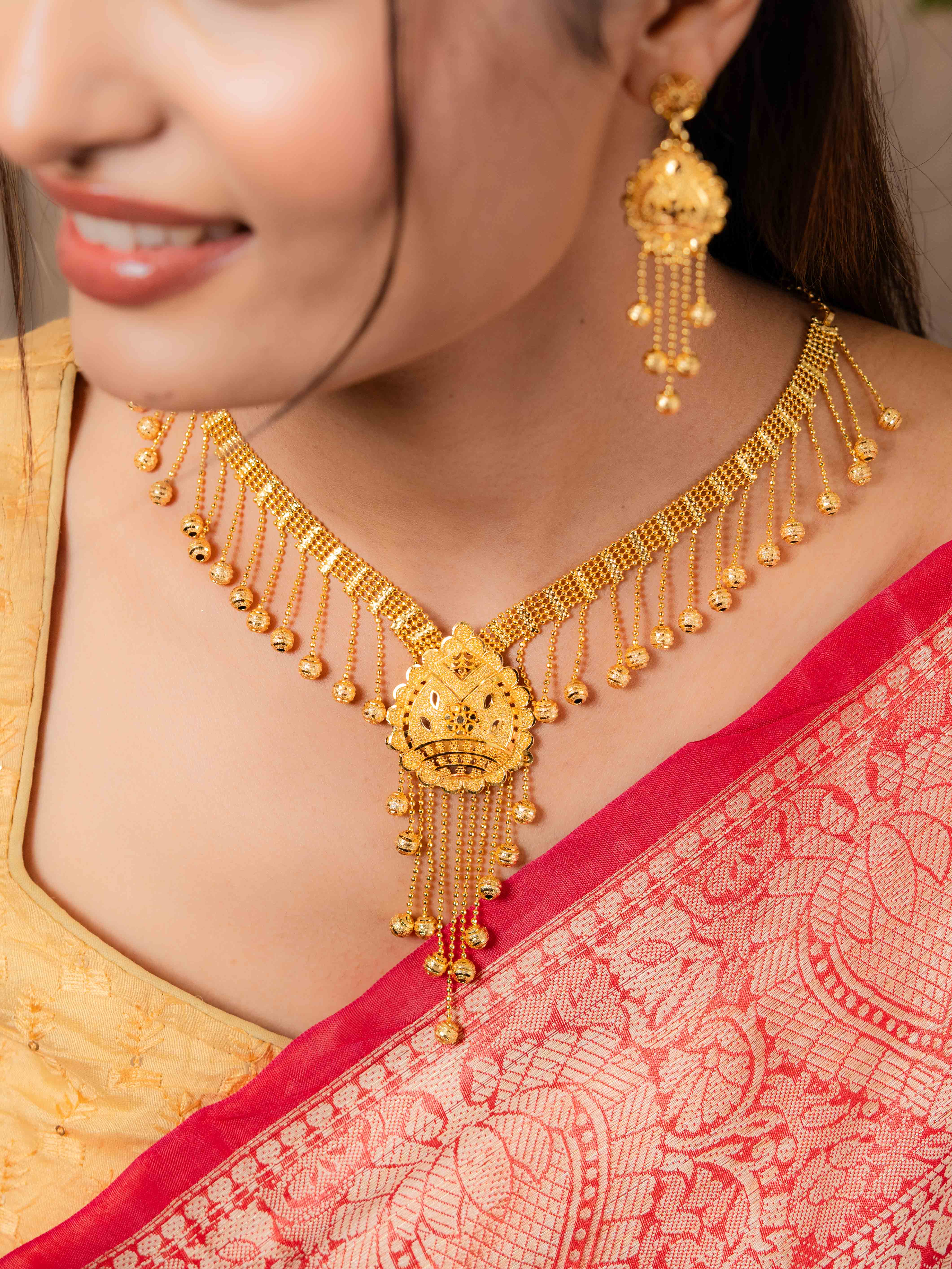 Varnika gold necklace set
