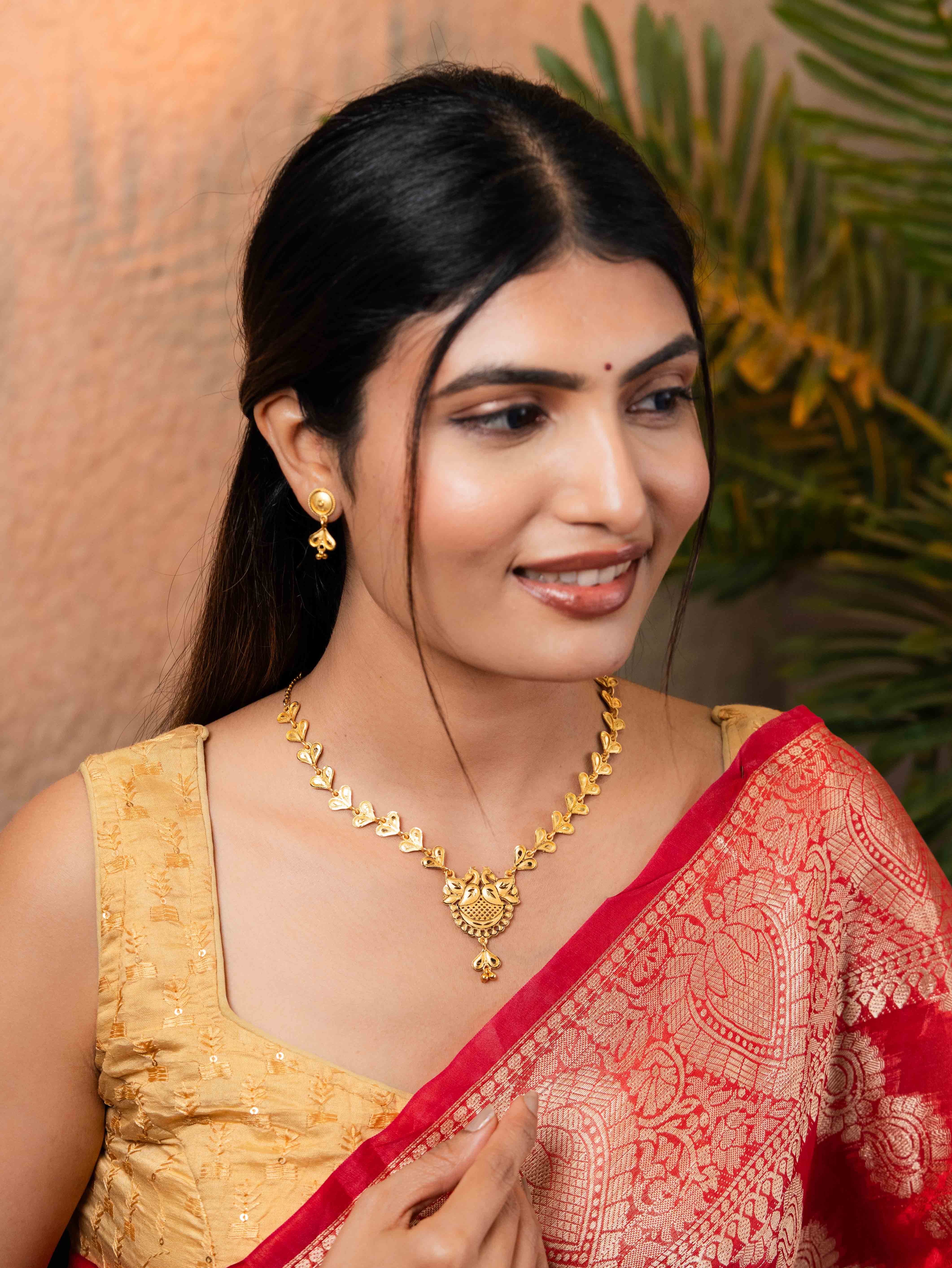 Morika Gold necklace set