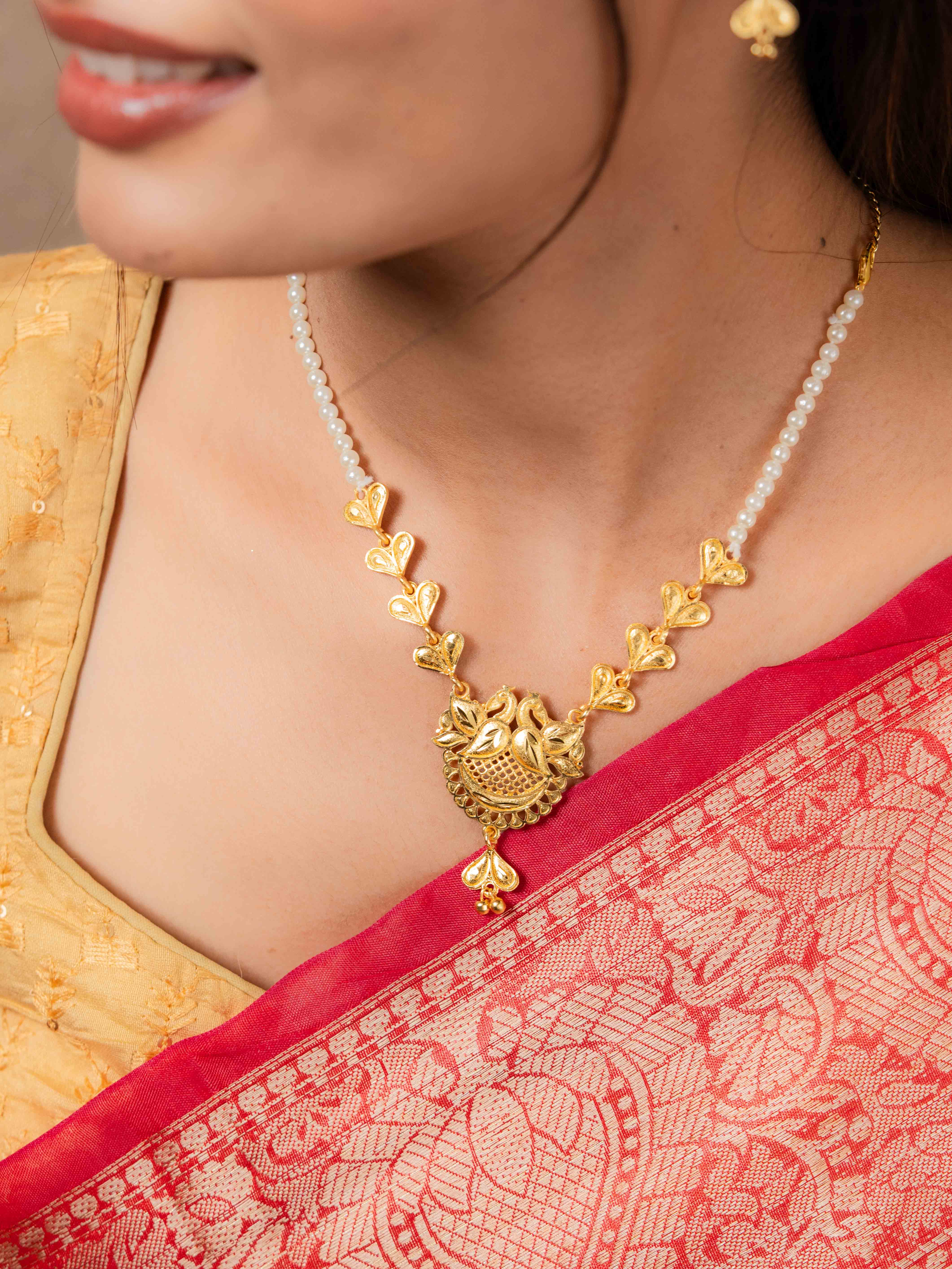 Morika Pearl gold necklace set