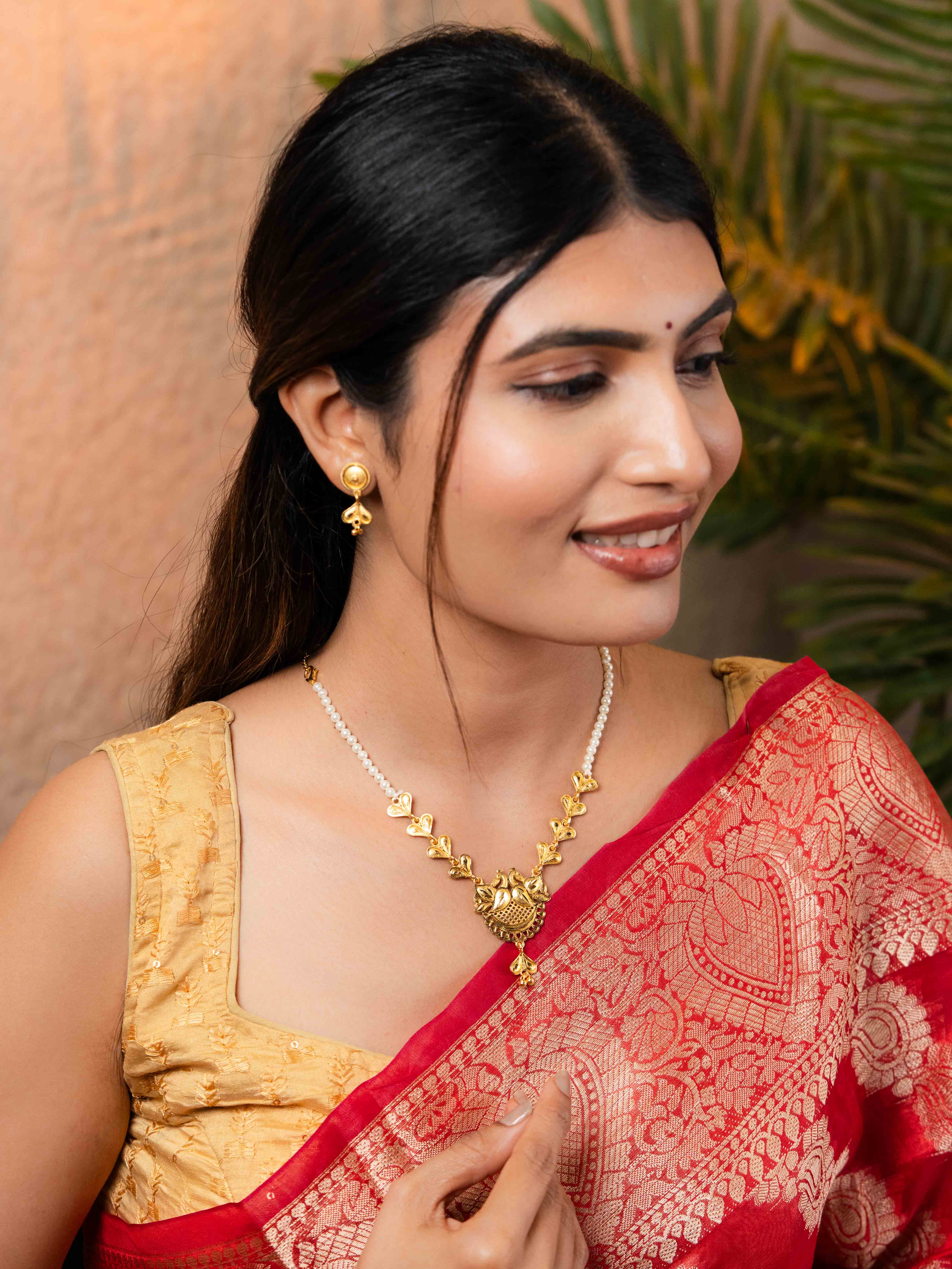 Morika Pearl gold necklace set