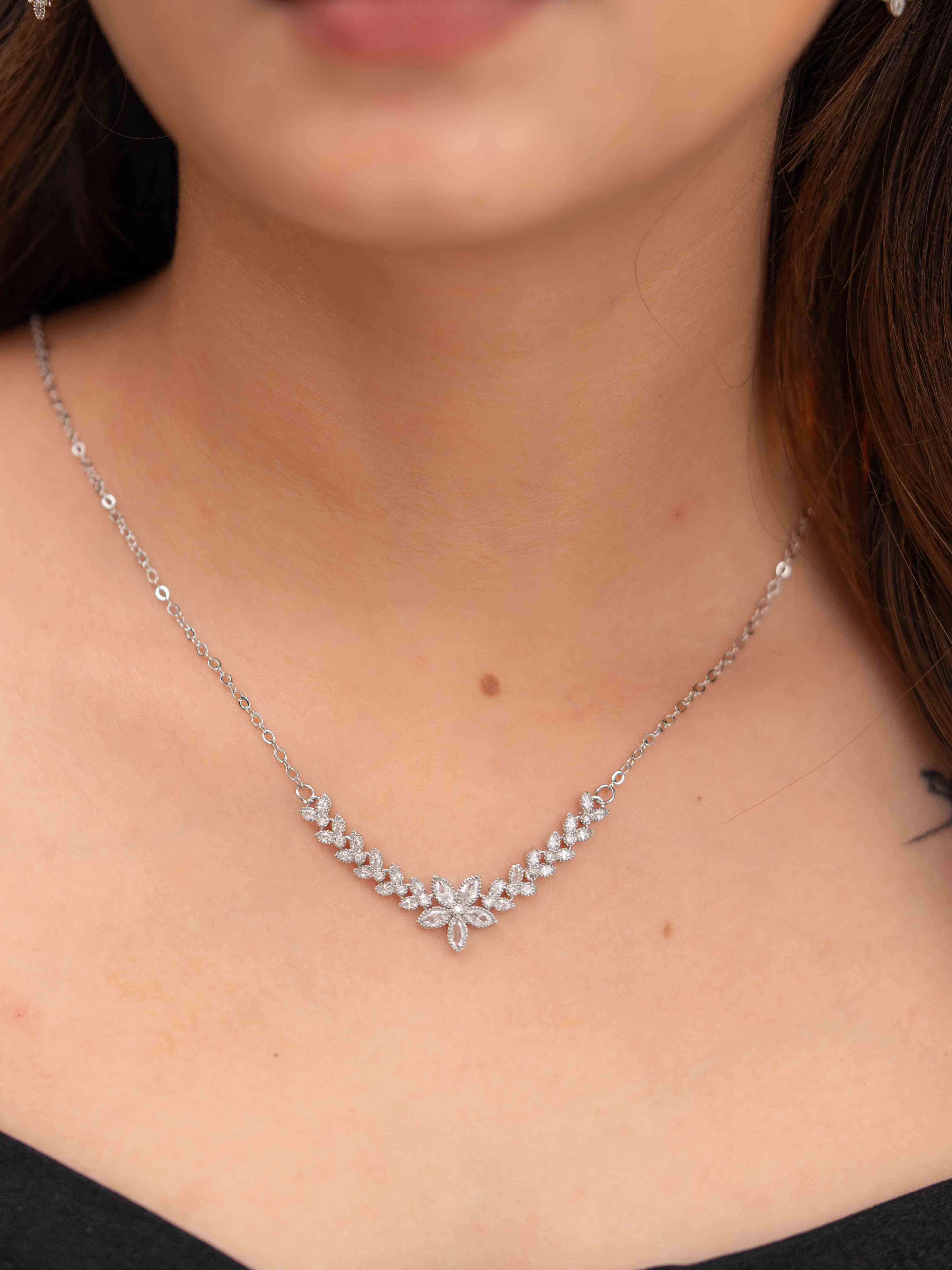 Dazzle Silver Necklace Set