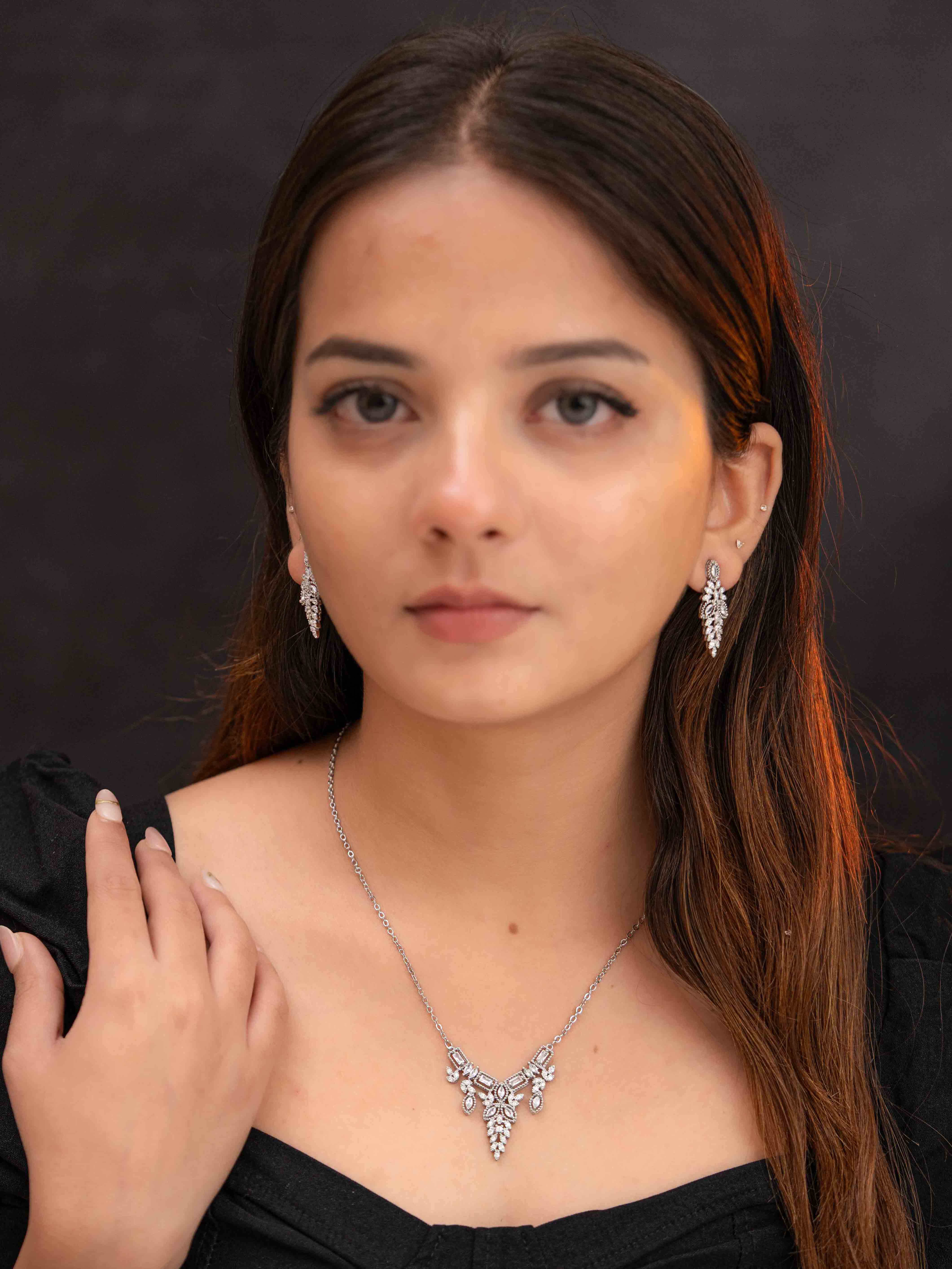 Nia Silver Necklace Set