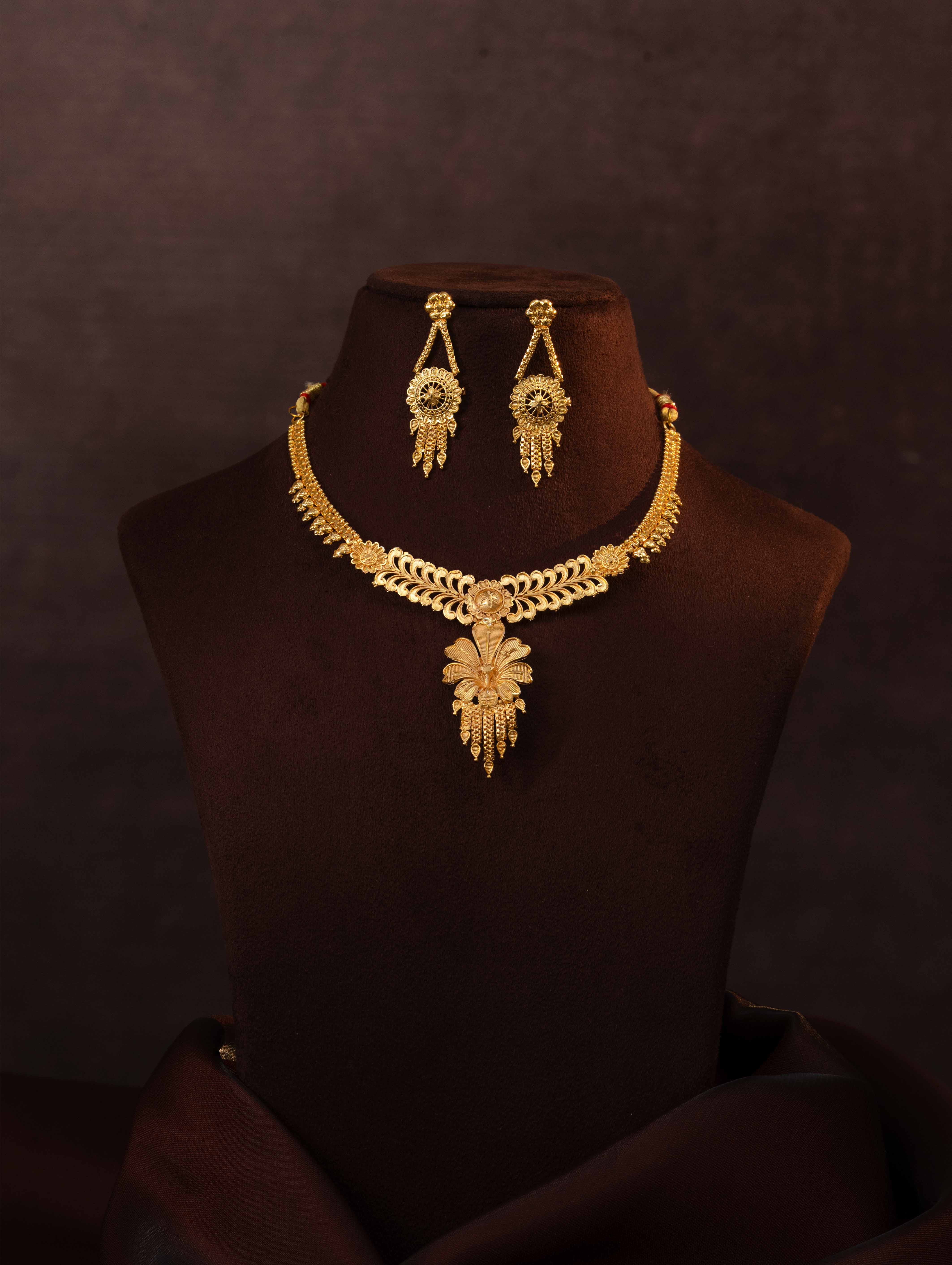 Suvarna Short Gold Necklace Set