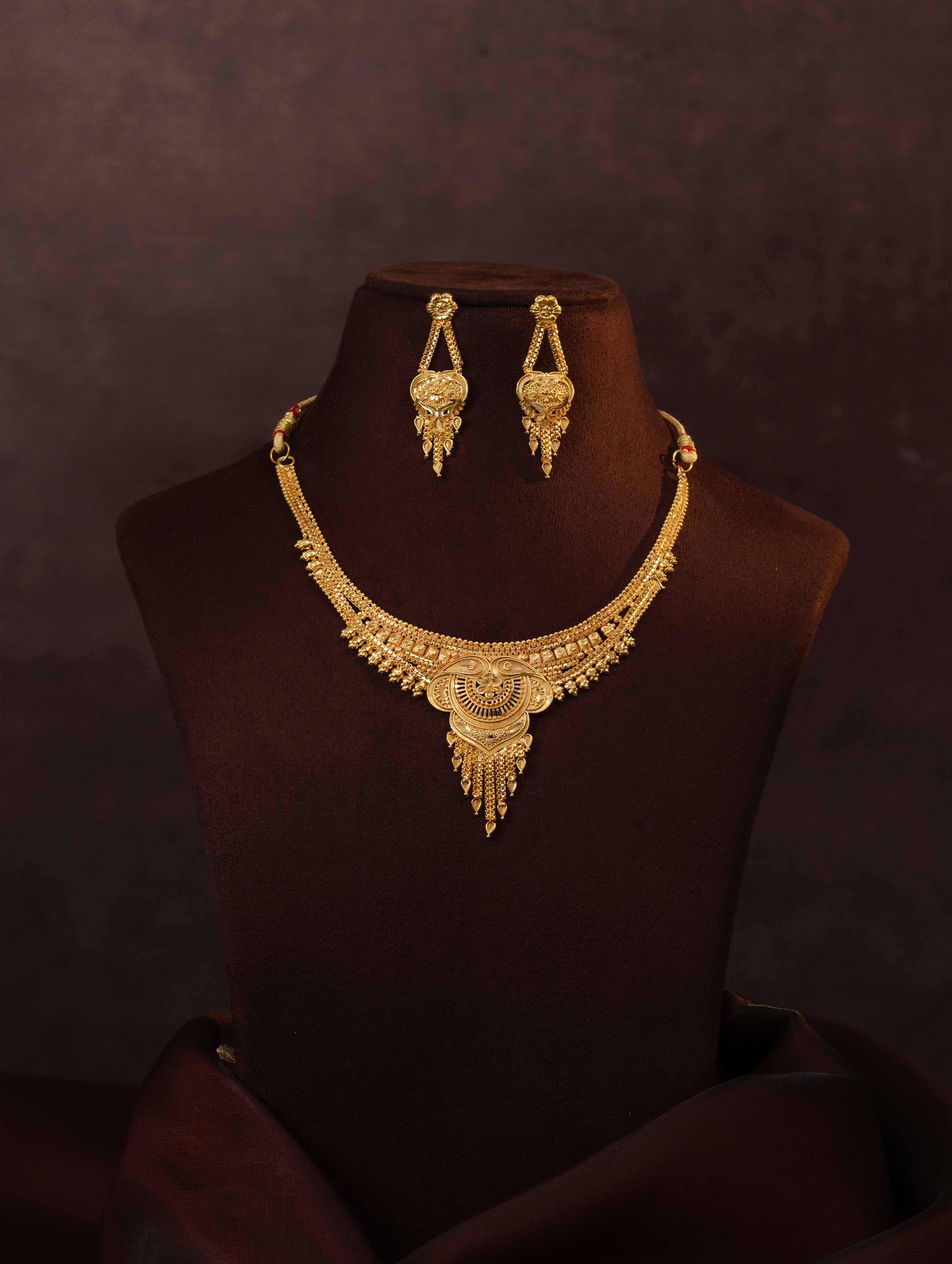 Jagruti Short Gold Necklace Set