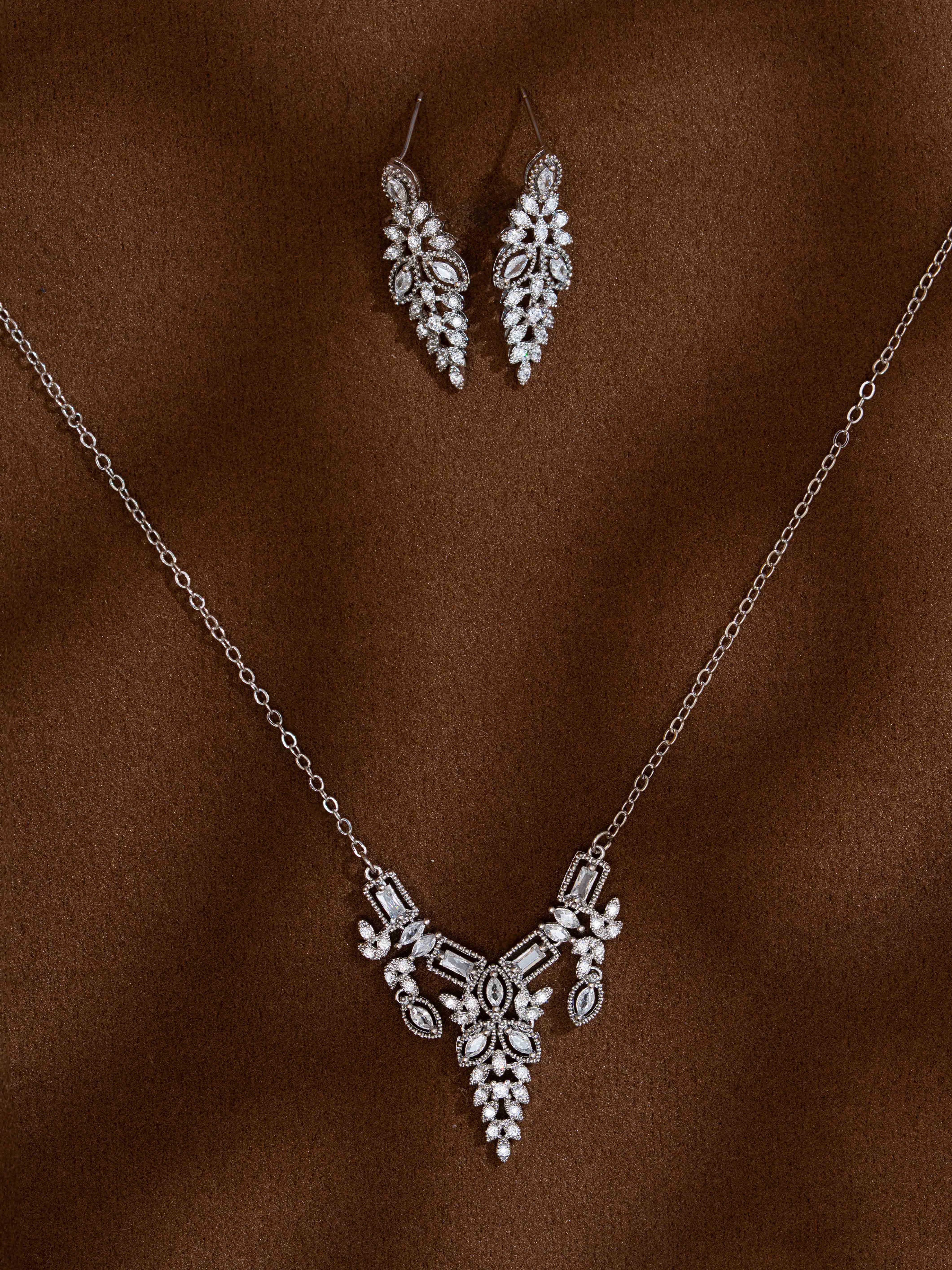 Nia Silver Necklace Set
