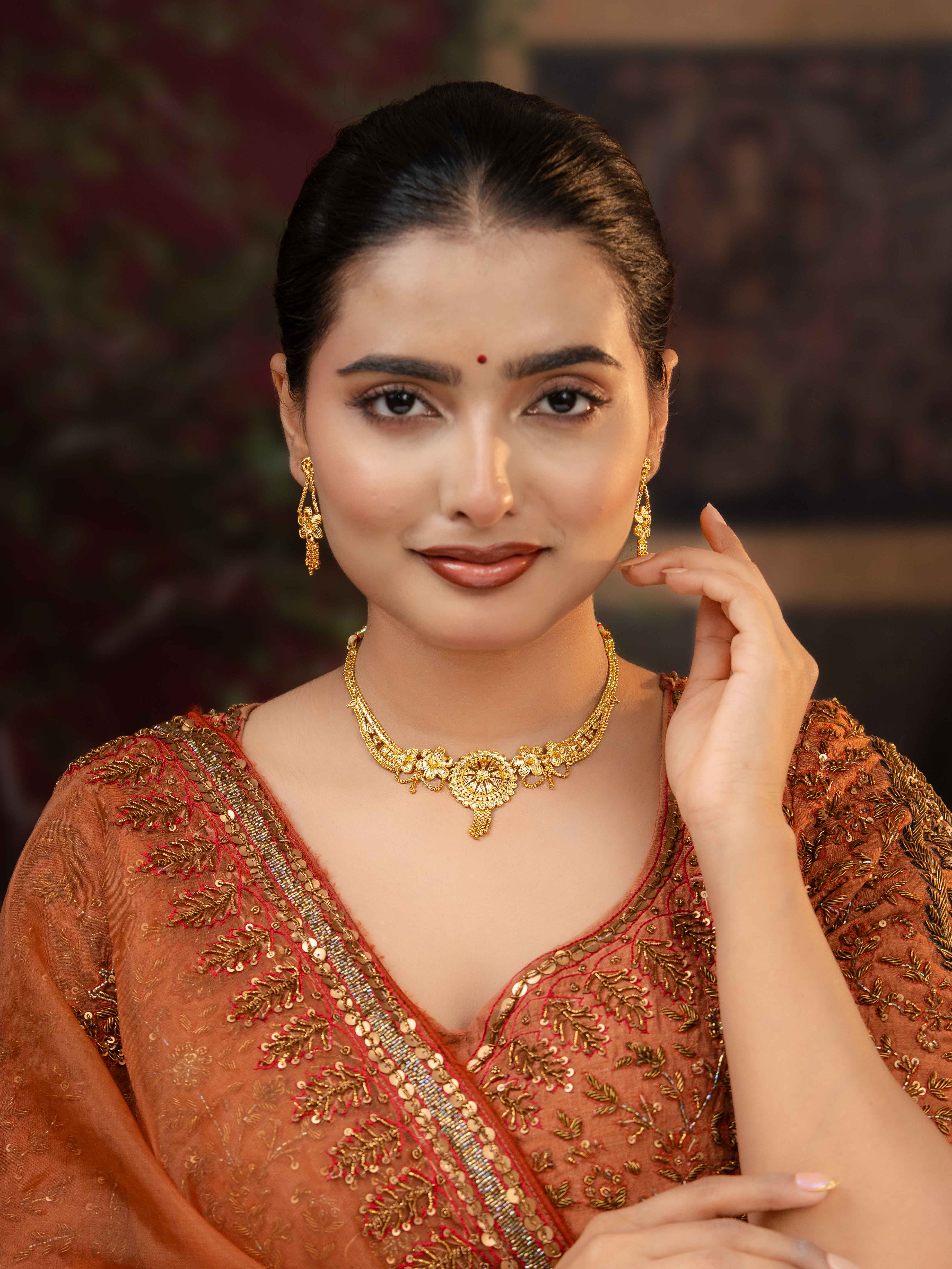 yogita Short Gold Necklace Set