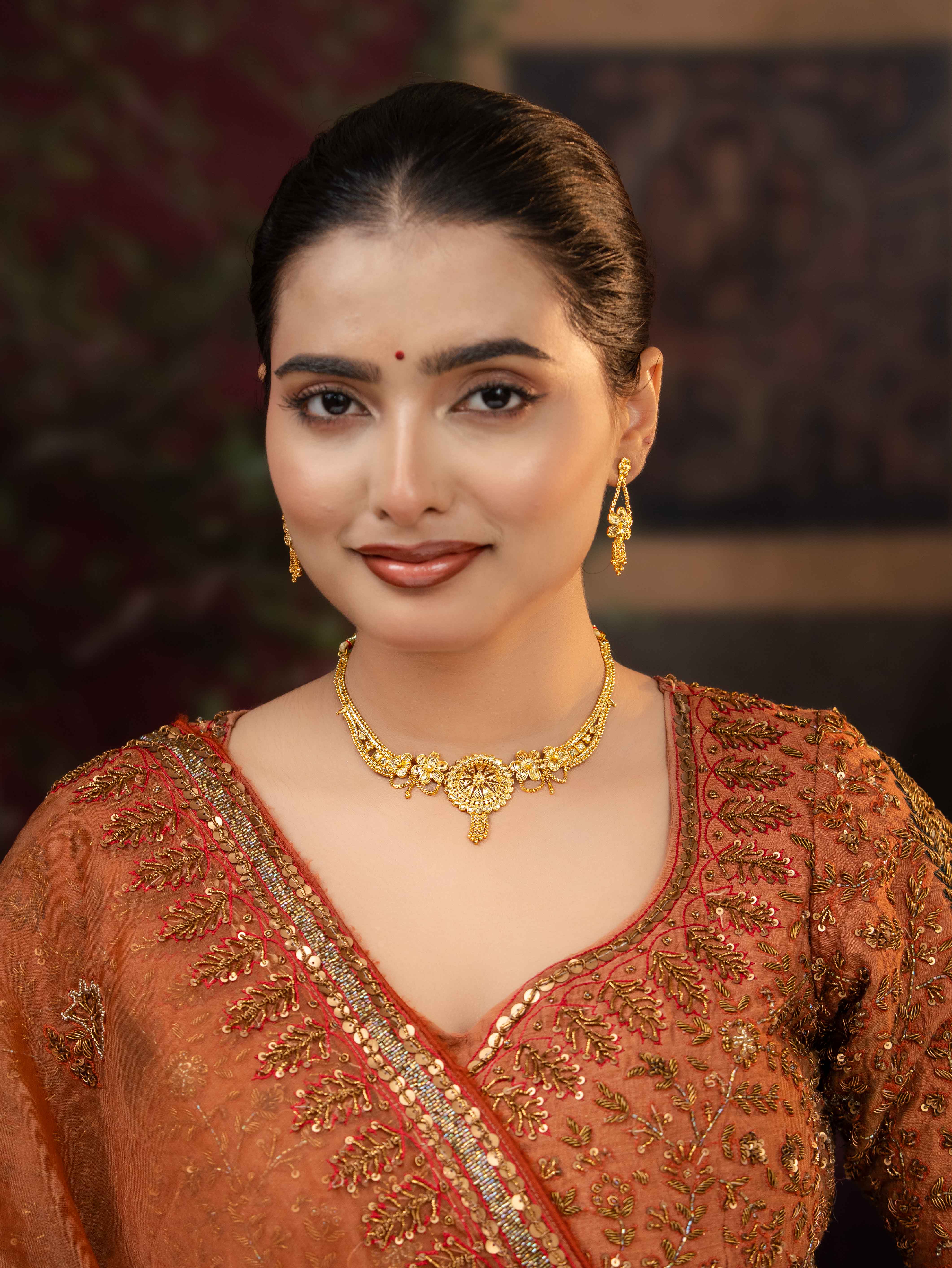 yogita Short Gold Necklace Set