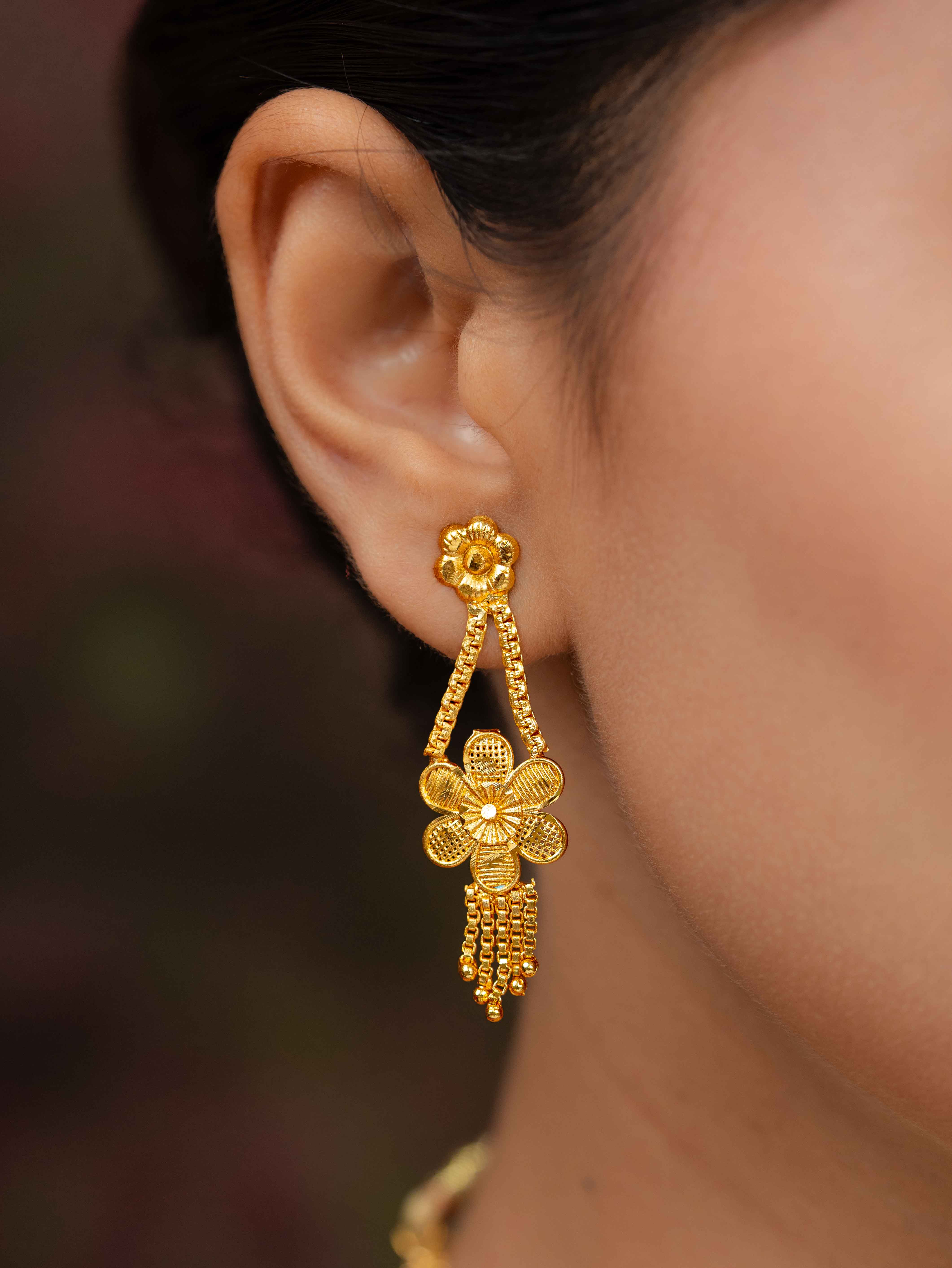 yogita Short Gold Necklace Set