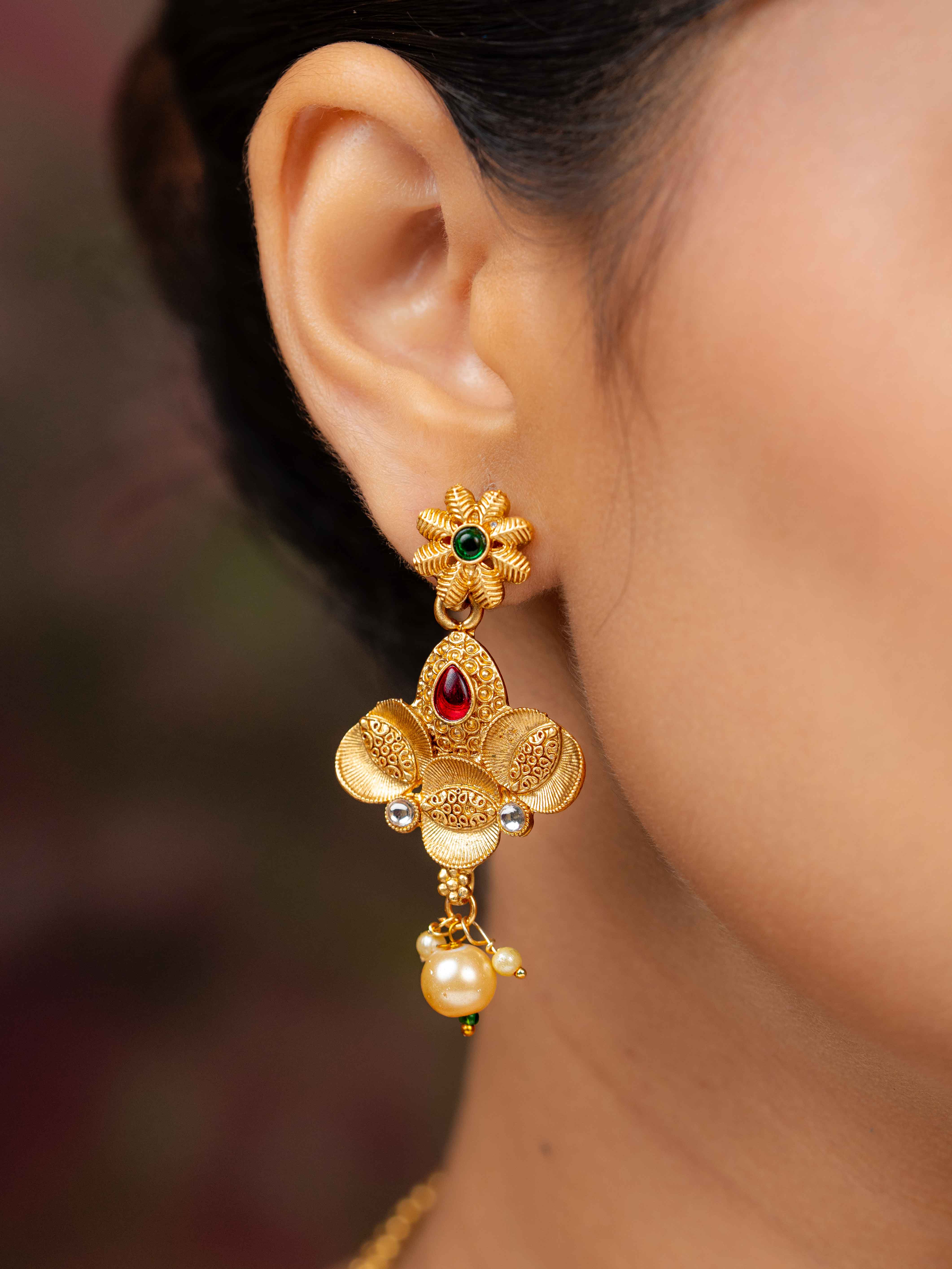 Dhaneshwari Necklace Set